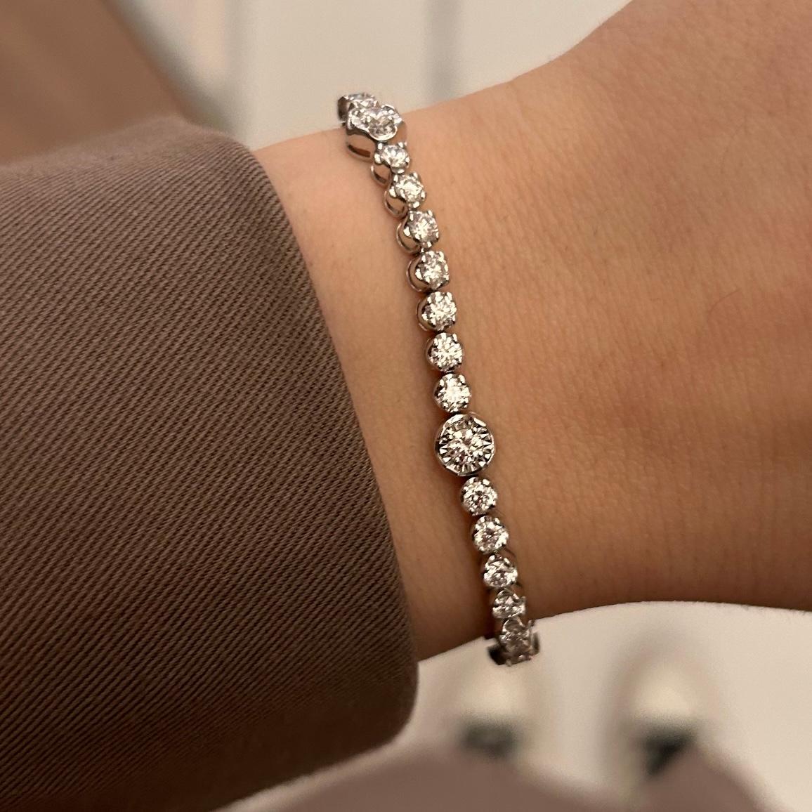 Approx. Diamond Weight: 1.69Carat.
Diamond Quality: G-H color, SI clarity
Metal: 18K White Gold
Approx. Weight: 9.17 Grams
Size: 7 Inch 

Product Disclaimer: Each of our jewelry pieces is uniquely crafted, meaning the carat weight and total gram