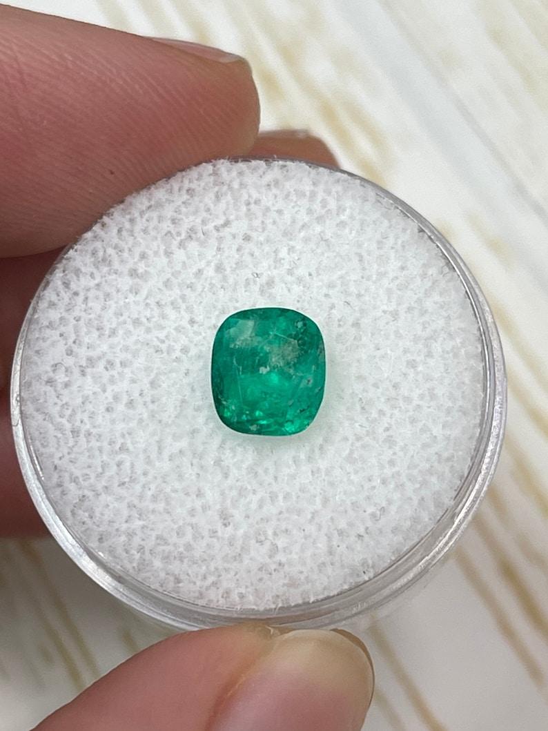Esmeralda colombiana terrosa de 1,69 quilates - Tallada en cojín Piedra de nacimiento genuina de mayo Moderno en venta