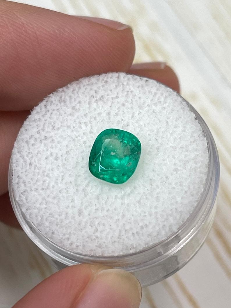 Esmeralda colombiana terrosa de 1,69 quilates - Tallada en cojín Piedra de nacimiento genuina de mayo en venta 1