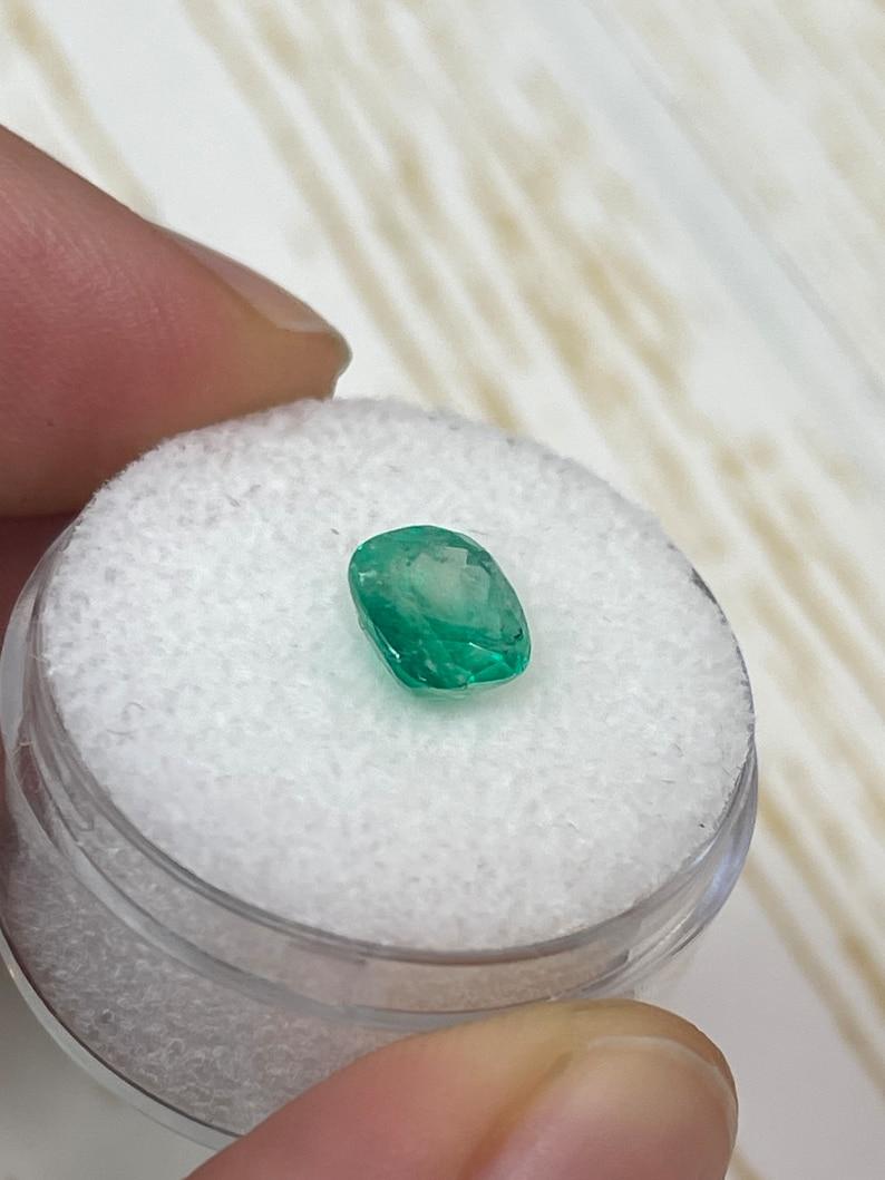 Esmeralda colombiana terrosa de 1,69 quilates - Tallada en cojín Piedra de nacimiento genuina de mayo en Nuevo estado para la venta en Jupiter, FL