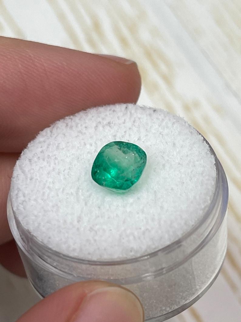 De las mujeres Esmeralda colombiana terrosa de 1,69 quilates - Tallada en cojín Piedra de nacimiento genuina de mayo en venta