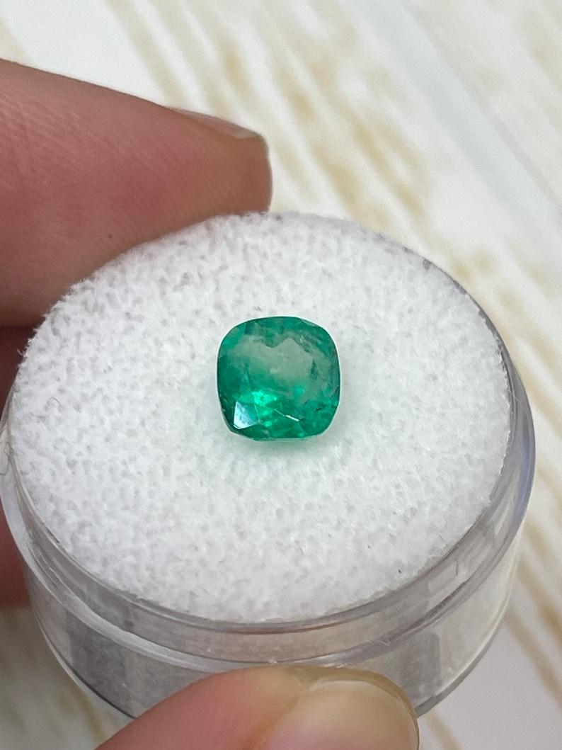 Esmeralda colombiana terrosa de 1,69 quilates - Tallada en cojín Piedra de nacimiento genuina de mayo Corte cojín en venta