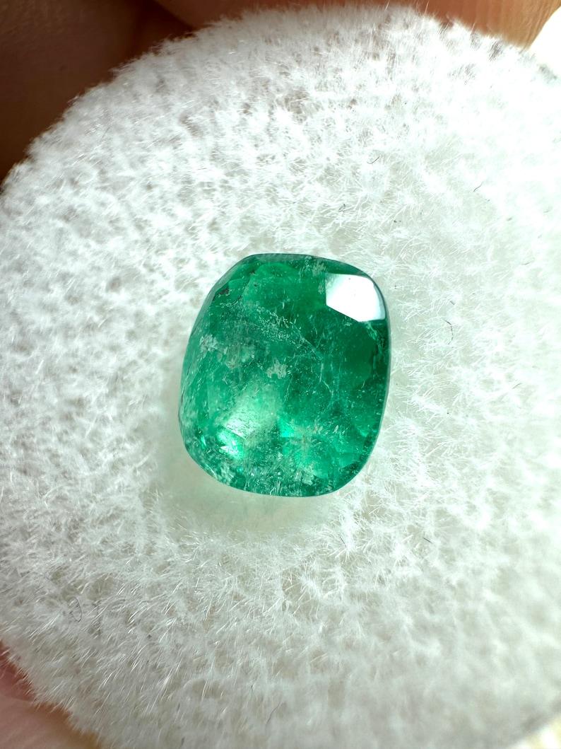 Piedra: Esmeralda
Peso: 1,69 quilates
Forma: Corte de cojín
Claridad: Semitransparente, visiblemente imperfecto
Lustre: Bueno
Color: Medio/Verde claro
Medidas: 7,39 mm x 6,59 mm x 5,56 mm
Origen geográfico: Colombia
Tratamiento: Natural,
