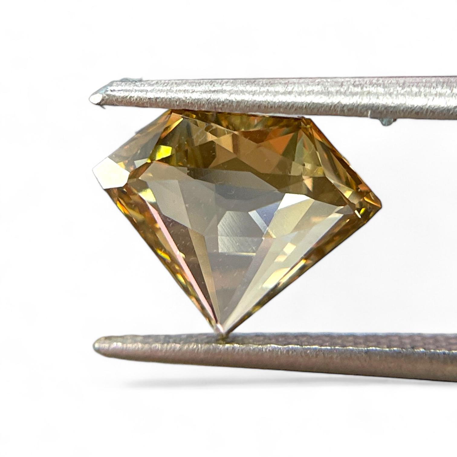 Moderne Diamant naturel jaune brunâtre intense de 1,69 carat en vente