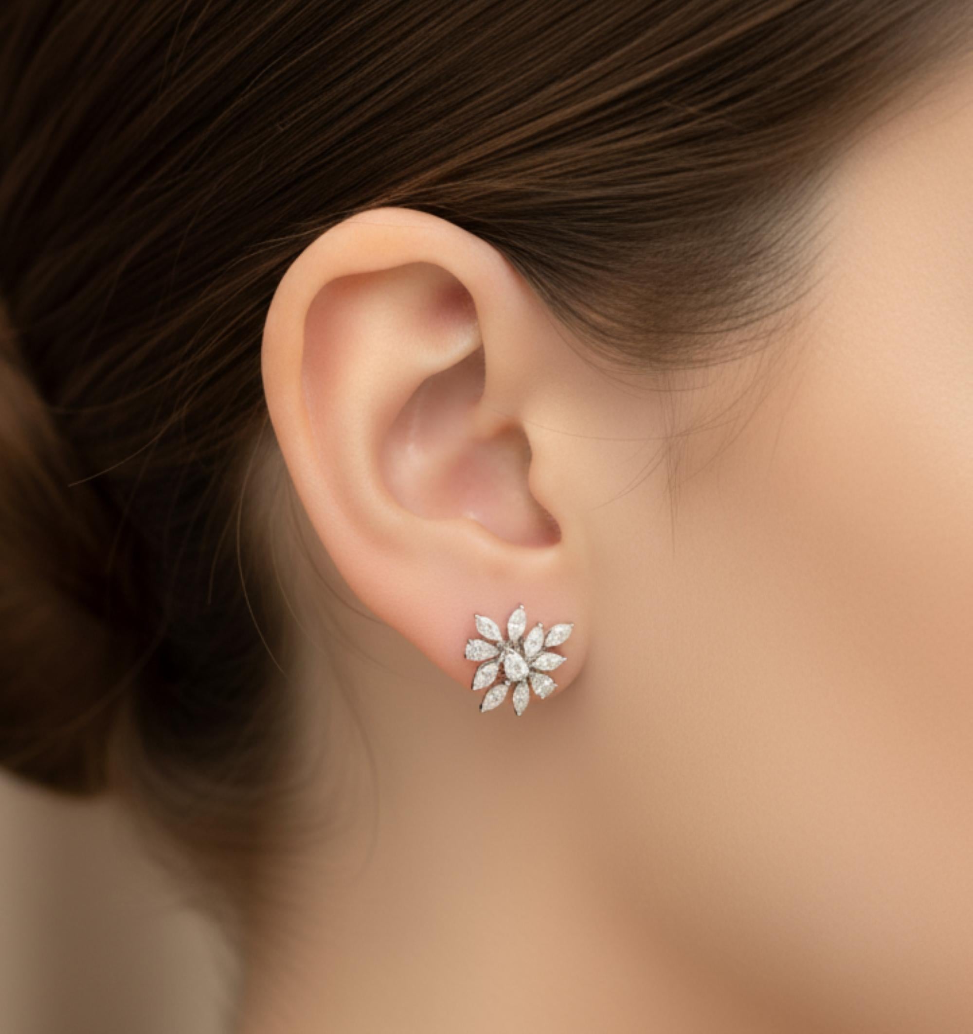 Au cœur de chaque boucle d'oreille se trouve un magnifique diamant taille marquise, méticuleusement sélectionné pour sa clarté, sa brillance et son éclat exceptionnels. D'un poids total de 1,69 carat, ces diamants rayonnent d'une allure envoûtante