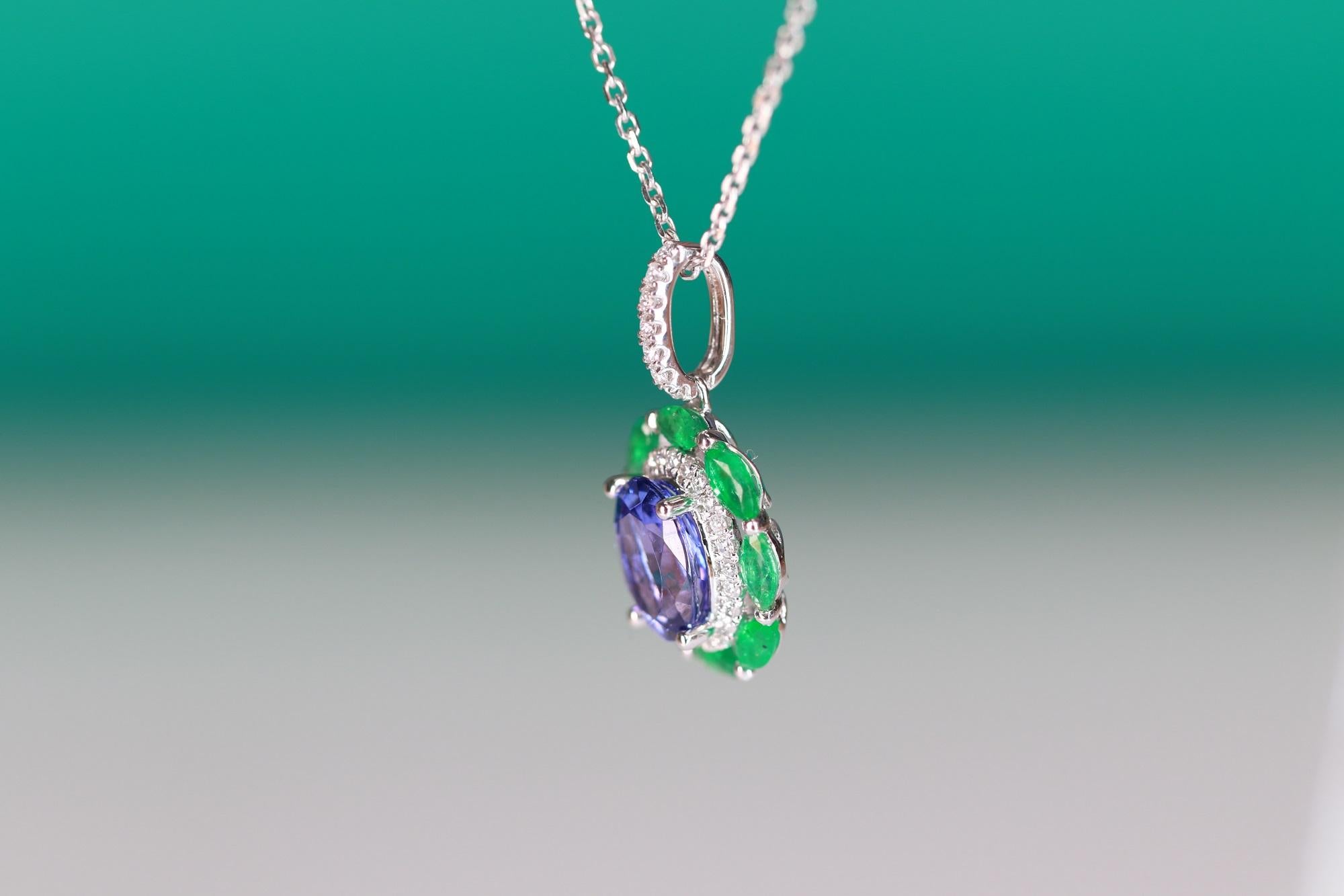 Taglio ovale Ciondolo in oro bianco 14K con smeraldo rotondo e diamante rotondo da 1,69 carati e tanzanite ovale in vendita