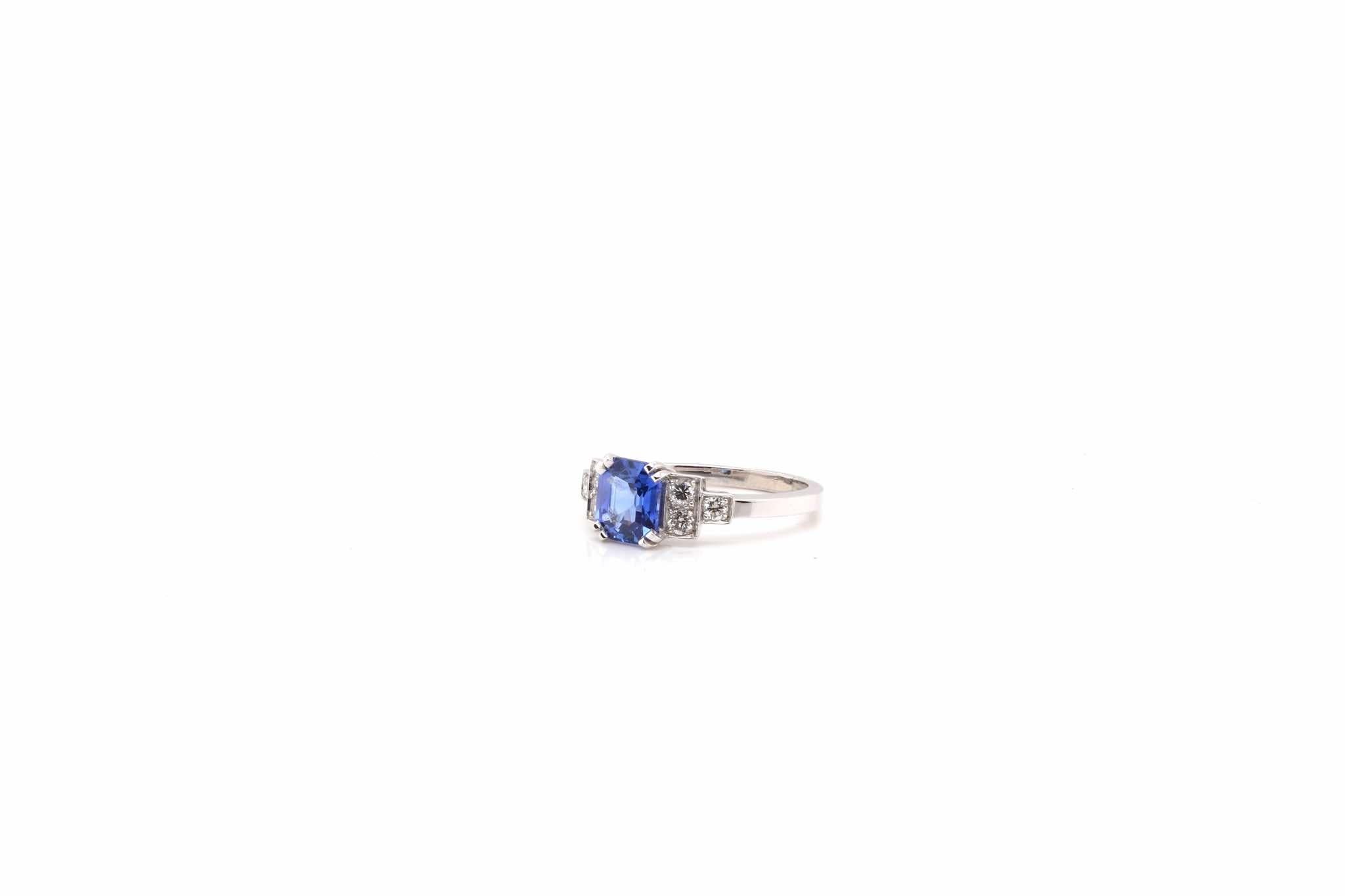 1.69 carats Ceylon Sapphire ring with diamonds in platinum In Good Condition For Sale In PARIS, FR