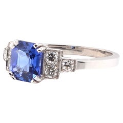 Vintage 1.69 carats Ceylon Sapphire ring with diamonds in platinum