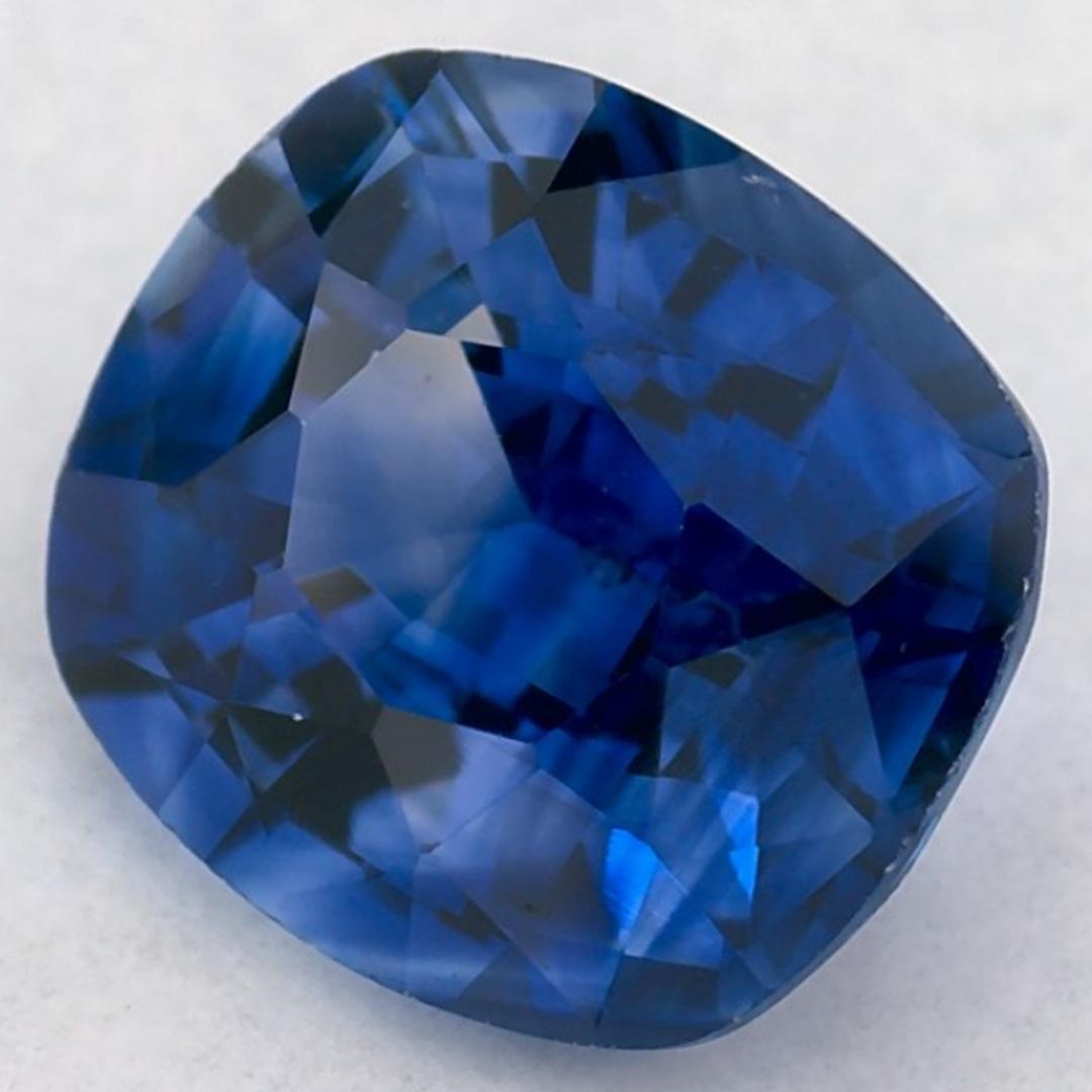 Este zafiro azul natural ofrece elegancia y sofisticación. Con su rica saturación de color y su corte preciso, es la pieza central perfecta para un anillo de compromiso o un diseño de joyería de lujo.

Este zafiro procede de Sri Lanka (Ceilán),