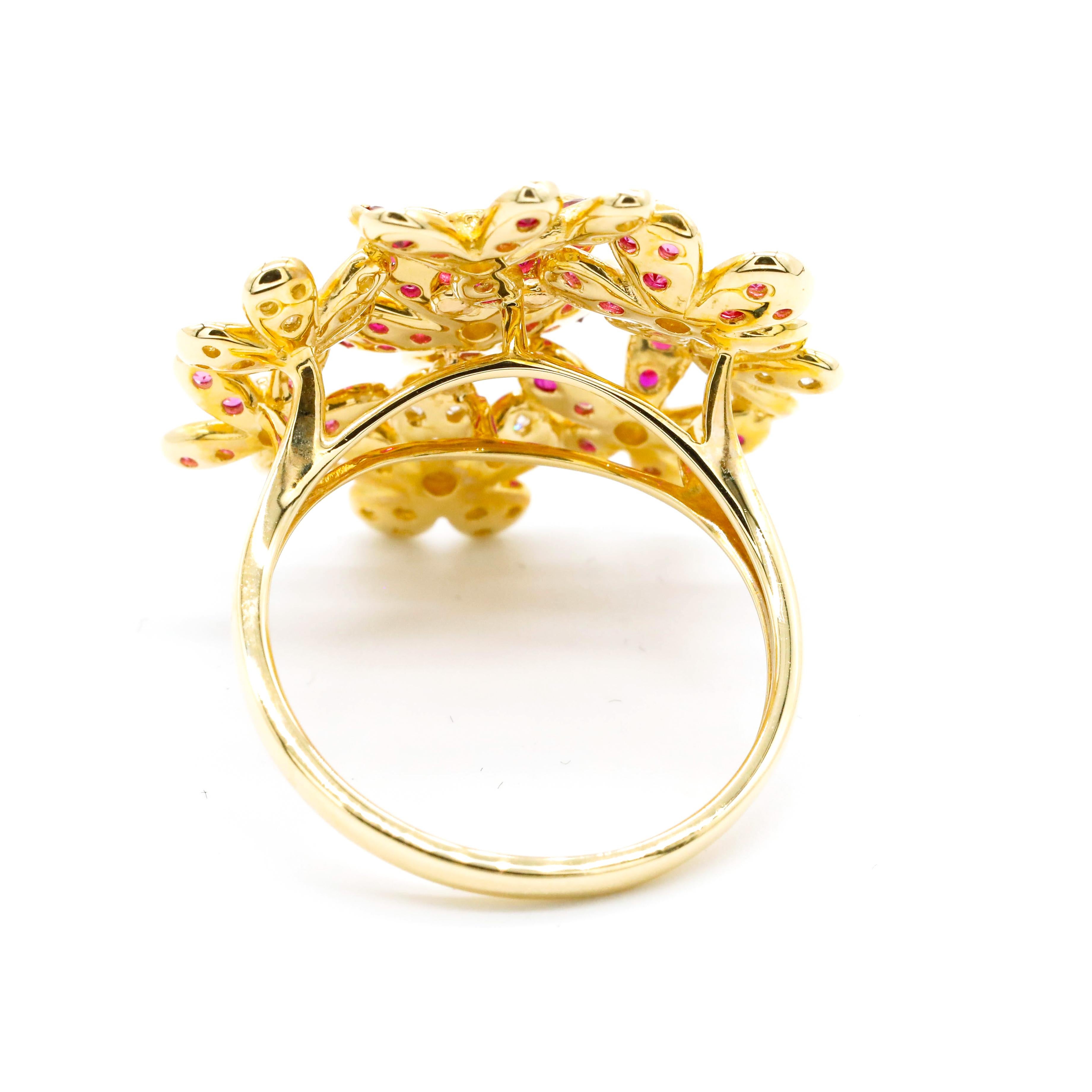 1,69 Karat Diamant Rubin Rosa Saphir Pave Blume 14K Gelbgold Wickelring (Zeitgenössisch) im Angebot