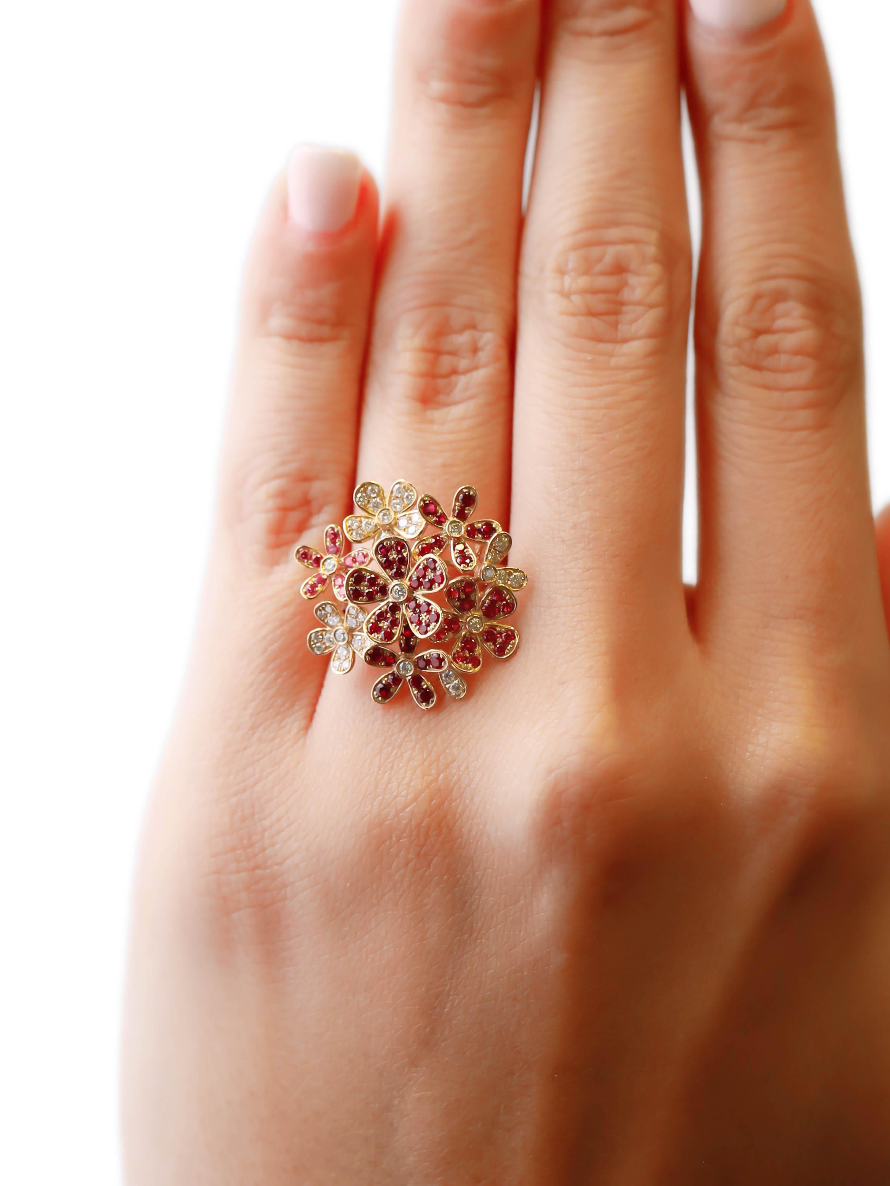 1,69 Karat Diamant Rubin Rosa Saphir Pave Blume 14K Gelbgold Wickelring (Rundschliff) im Angebot