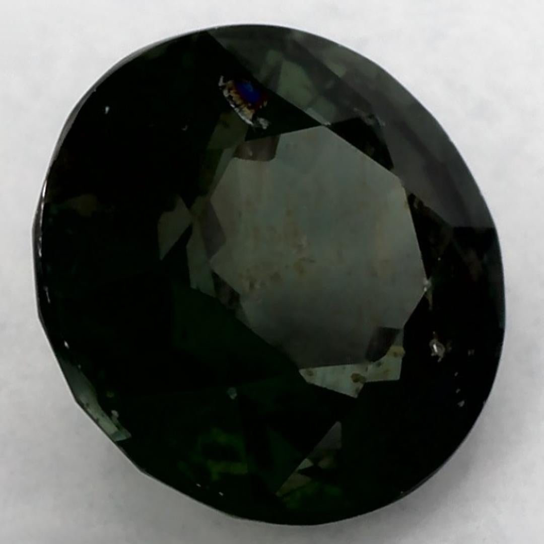 Dieser natürliche grüne Saphir bietet Eleganz und Raffinesse. Mit seiner satten Farbsättigung und seinem präzisen Schliff ist er das perfekte Herzstück für einen Verlobungsring oder ein luxuriöses Schmuckdesign.

Dieser Saphir stammt aus Sri Lanka