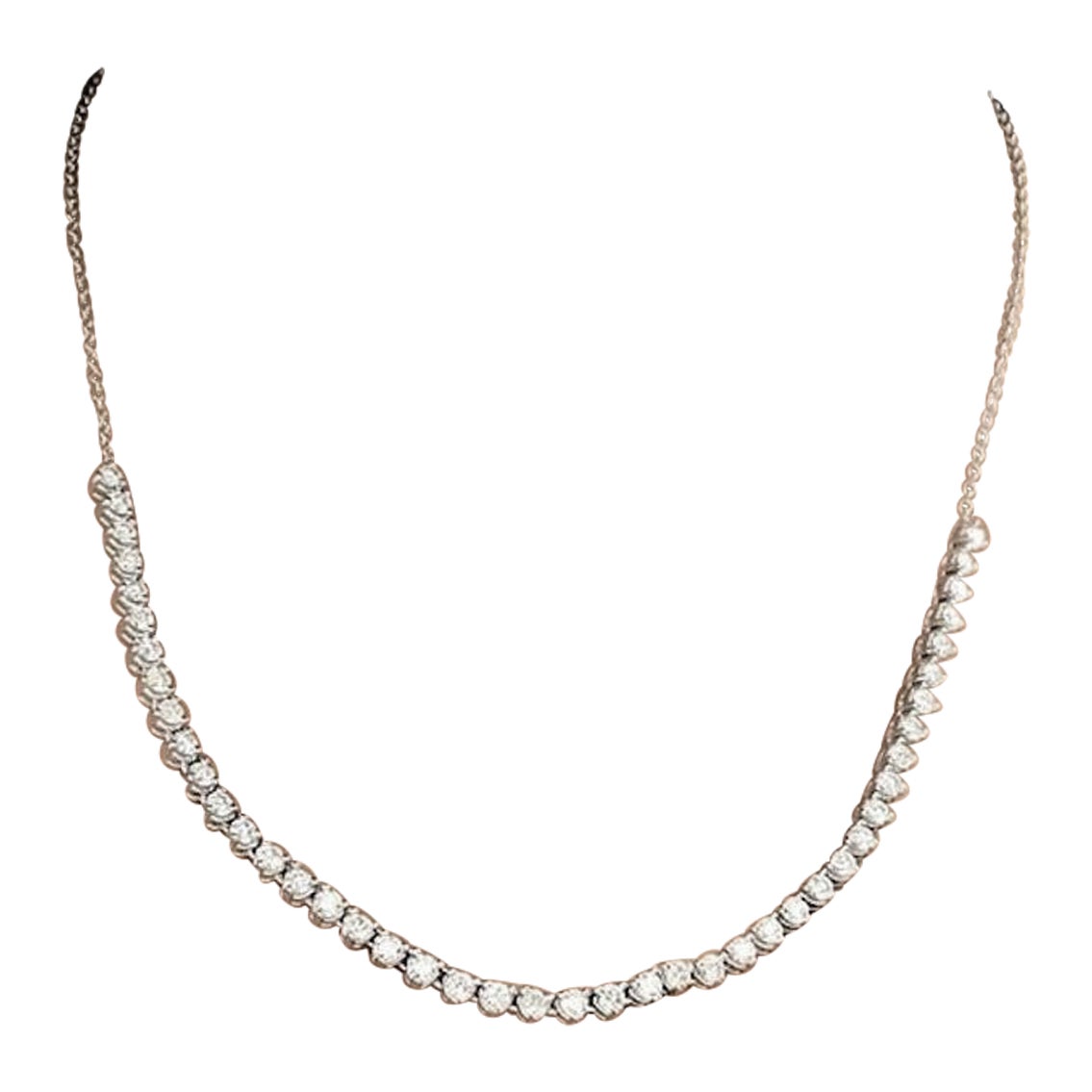 Wunderschöne Tenniskette mit 3 Zacken gefassten Diamanten in der Mitte! Du kannst es aufpeppen oder jeden Tag tragen! Dieses Stück ist in 14 Karat Weißgold gefasst und hat 58 runde Diamanten im Brillantschliff mit einem Gewicht von 1,69 Karat, die