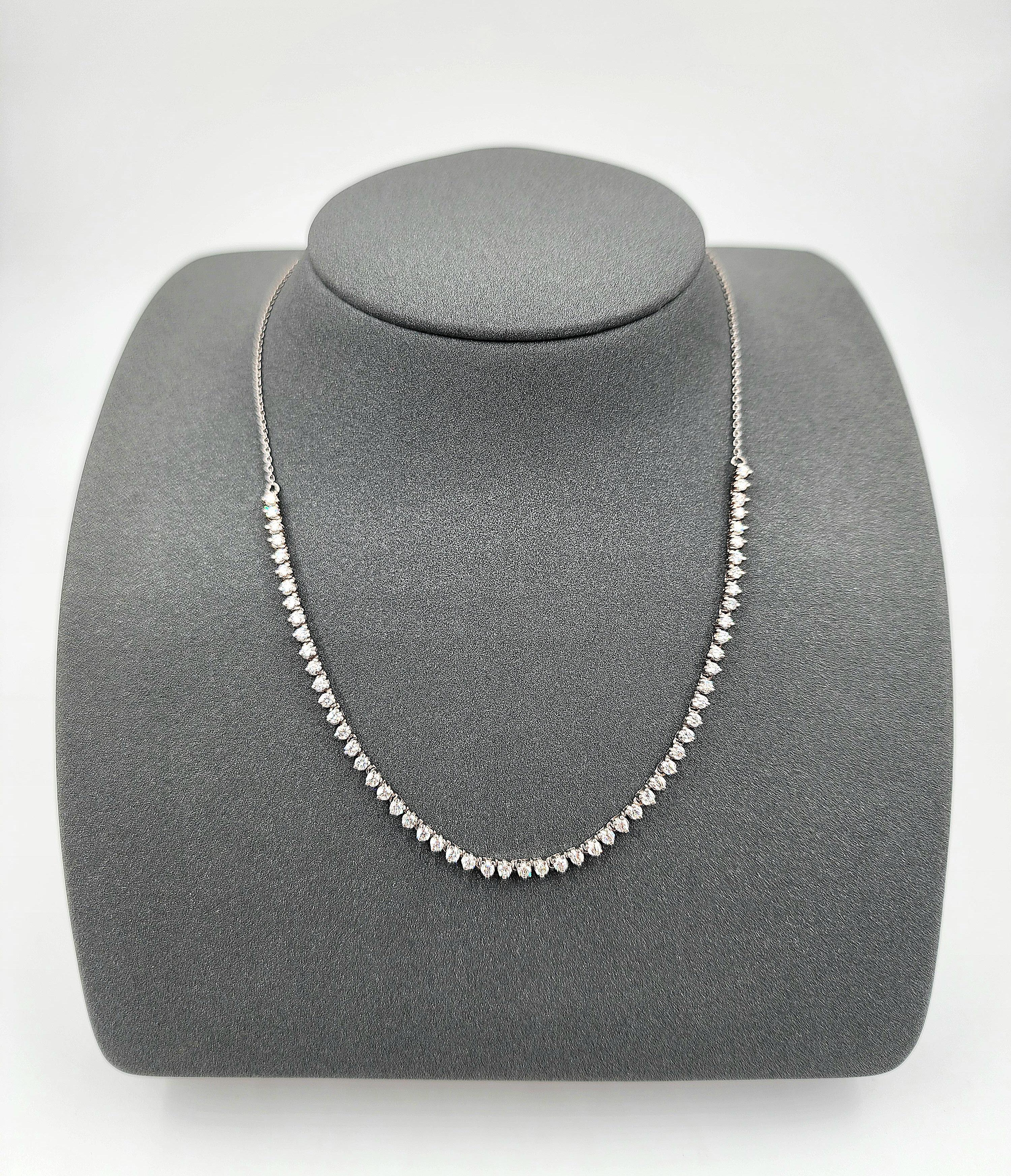 Este moderno collar presenta un impresionante conjunto de 58 diamantes blancos de talla redonda, con un total de 1,69 quilates. Cada diamante es de color F/G y claridad VS2/SI1, lo que le confiere un brillo excepcional. Engarzado en oro blanco de 14