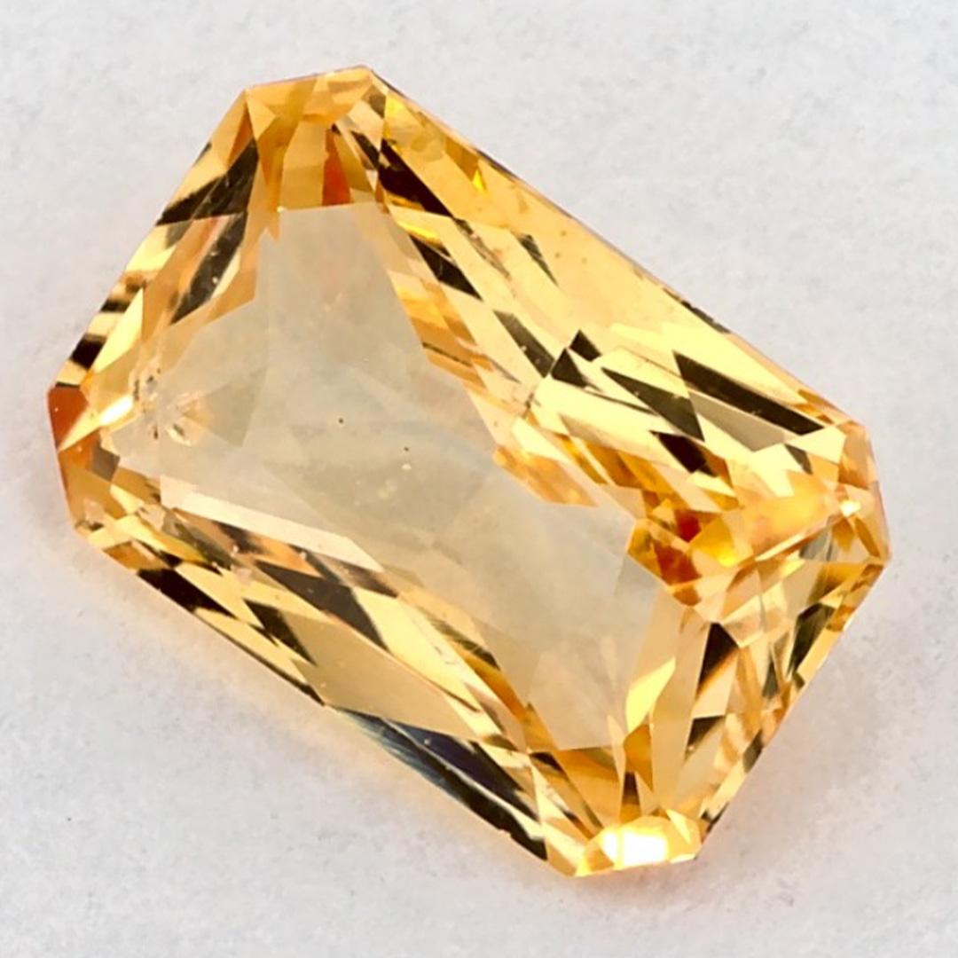 Questo zaffiro giallo naturale offre eleganza e raffinatezza. Con la sua ricca saturazione del colore e il taglio preciso, è il centro perfetto per un anello di fidanzamento o un design di gioielli di lusso.

Questo zaffiro proviene dallo Sri Lanka