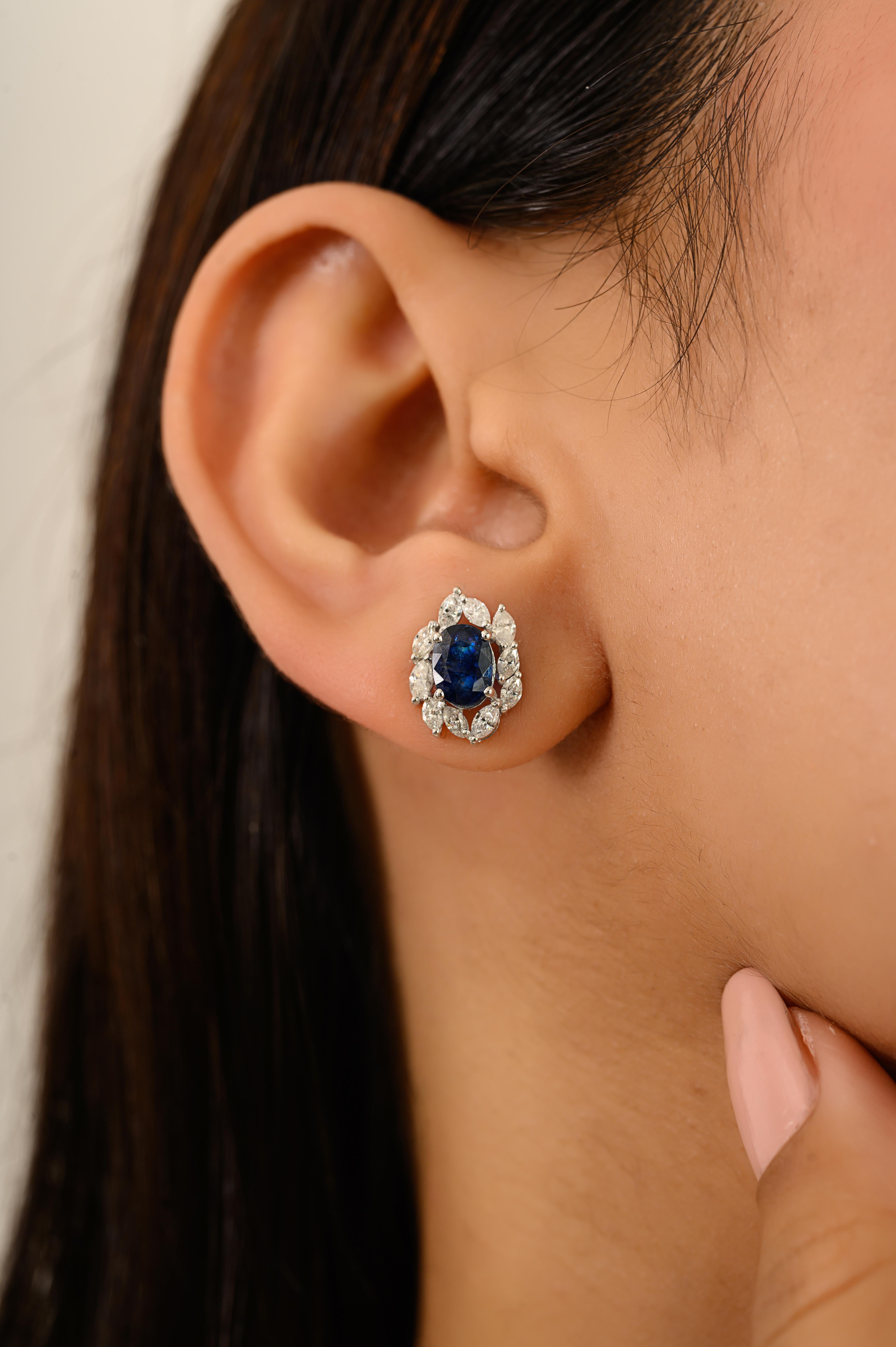 Questi splendidi orecchini a grappolo con zaffiro blu e diamante in oro bianco 14K. Con 1,69 carati di ricchi zaffiri blu a taglio ovale circondati da un'aureola di diamanti a taglio brillante da 0,76 carati. Lo zaffiro stimola la concentrazione e