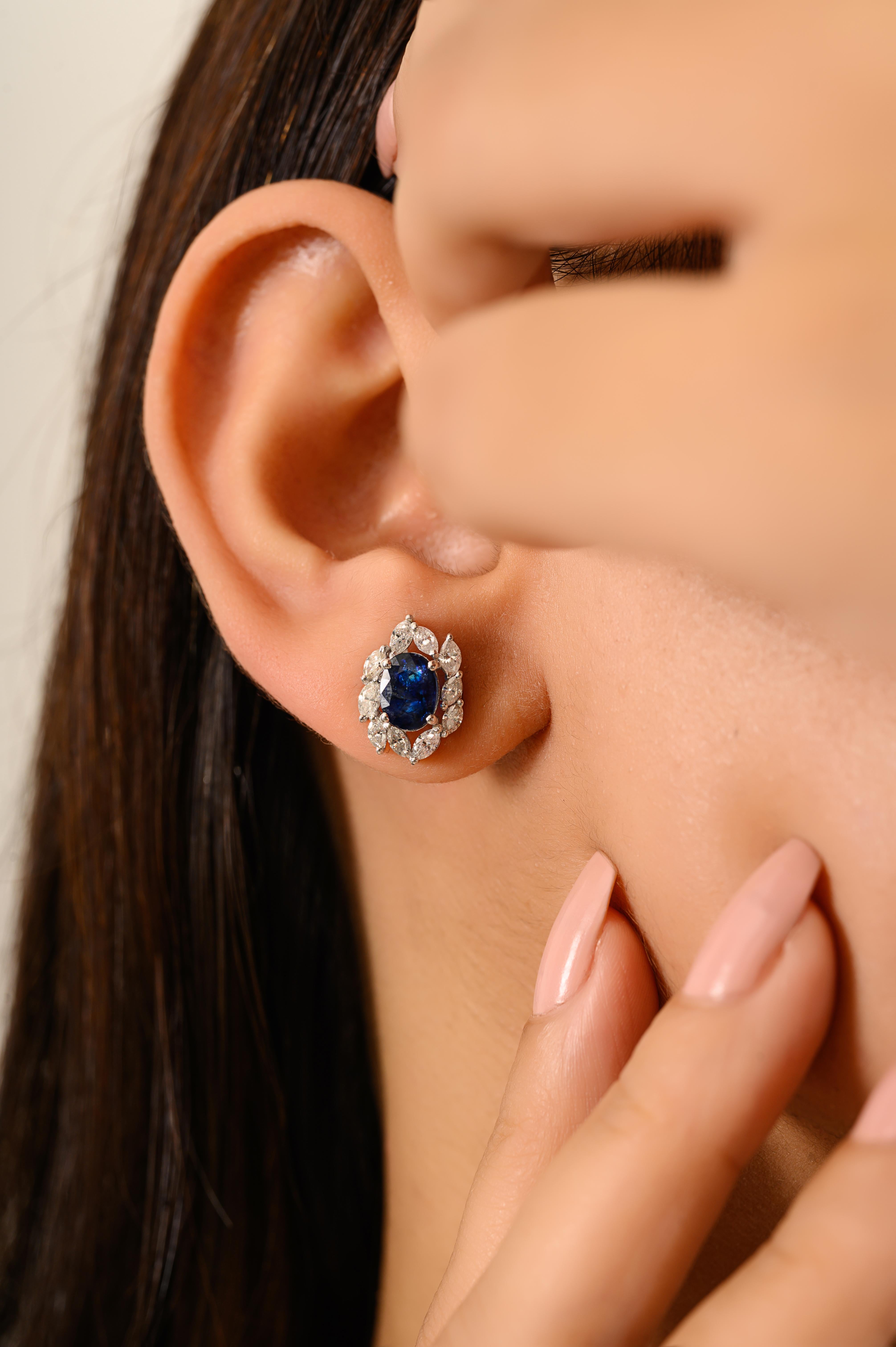 Taglio ovale Orecchini con zaffiro blu ovale da 1,69 CTW e diamanti a grappolo in oro bianco 14K in vendita