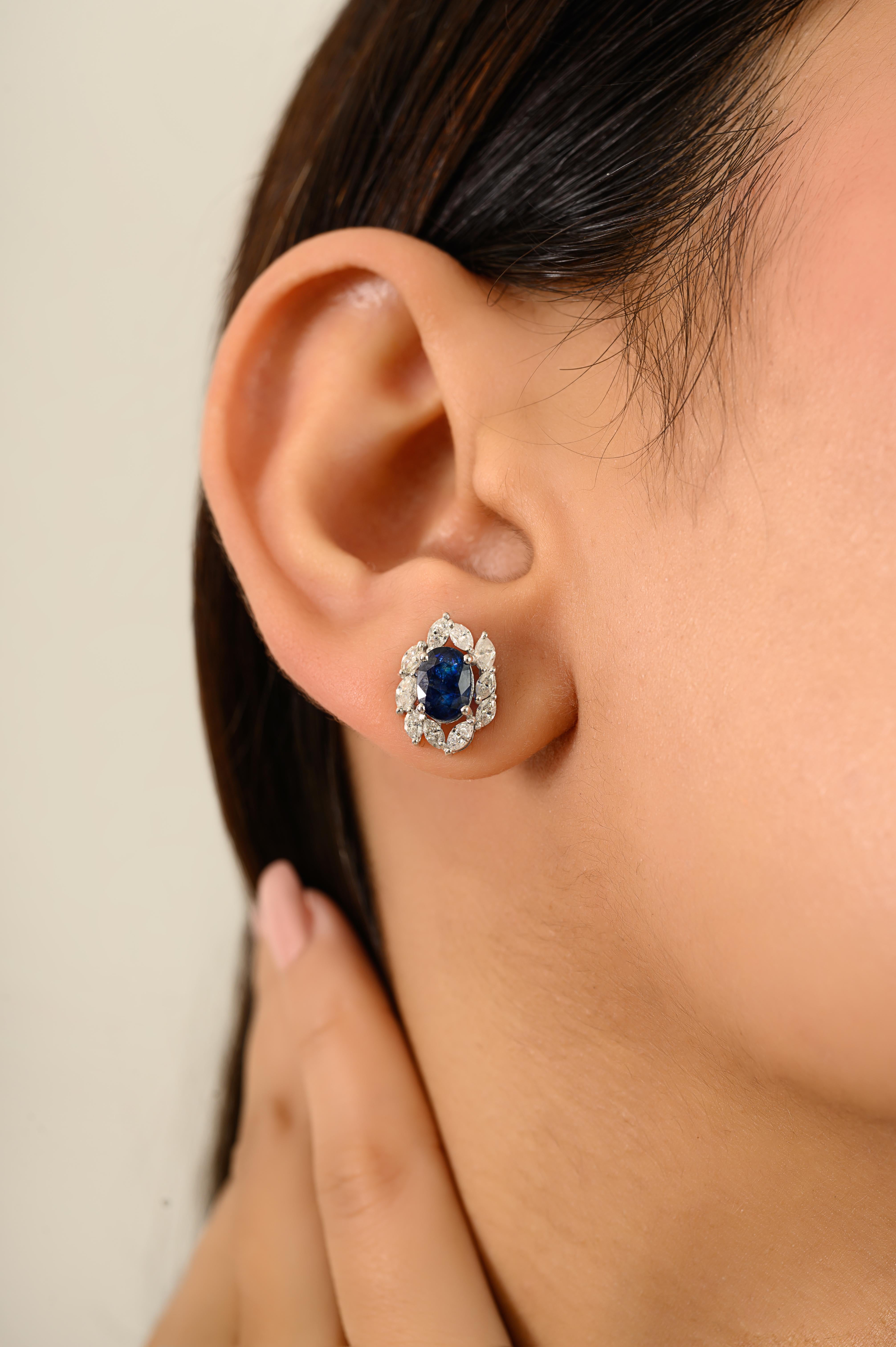 Orecchini con zaffiro blu ovale da 1,69 CTW e diamanti a grappolo in oro bianco 14K in vendita 1