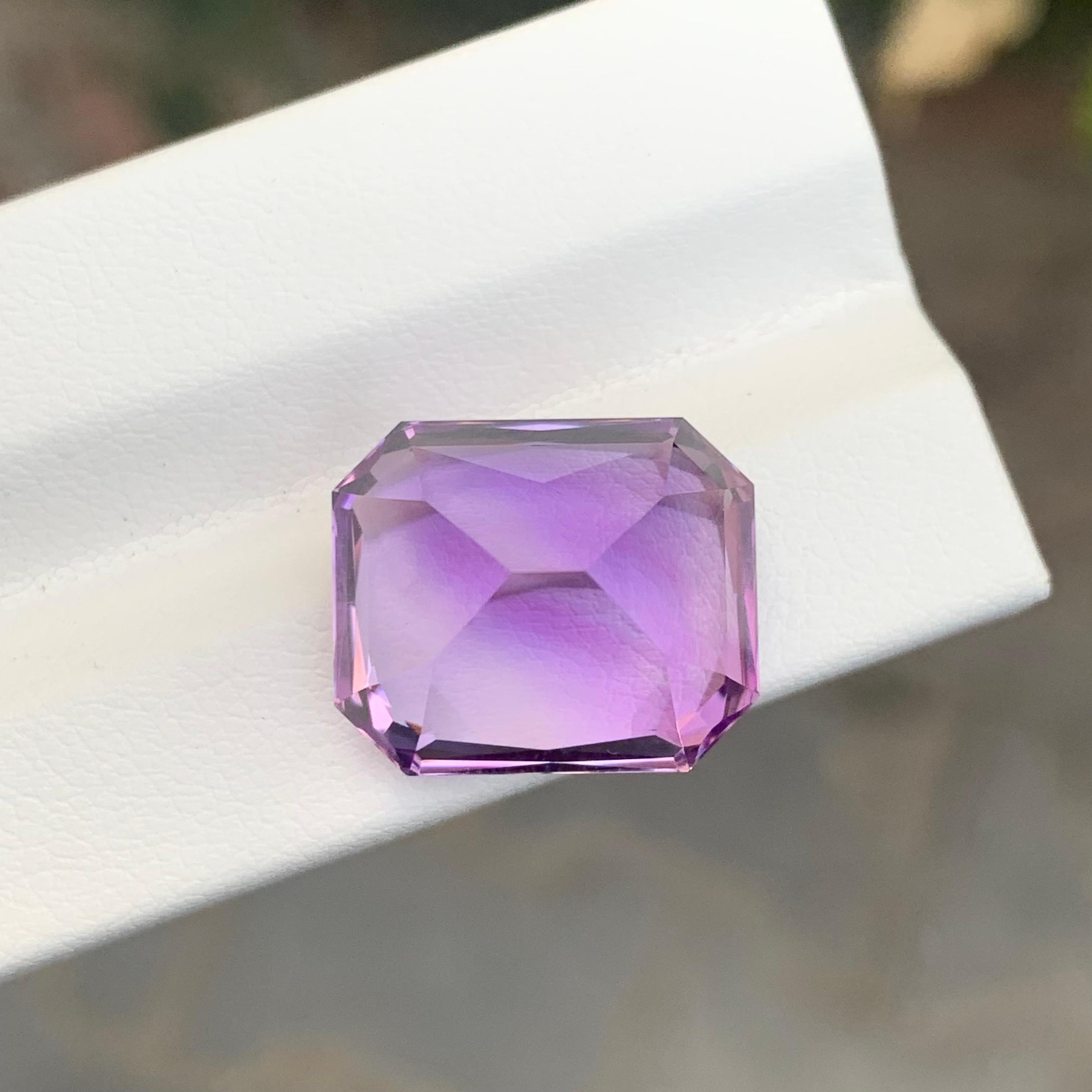 Pierre : Améthyste 

Poids : 16.90 Carats
Dimension : 16,4 x 13,8 x 11,5 mm 
Origine : Brésil
Forme : Octogone 
Couleur : violet
Traitement : Non
Certificat : Sur demande du client

L'améthyste, une étonnante variété de quartz violet, est connue non