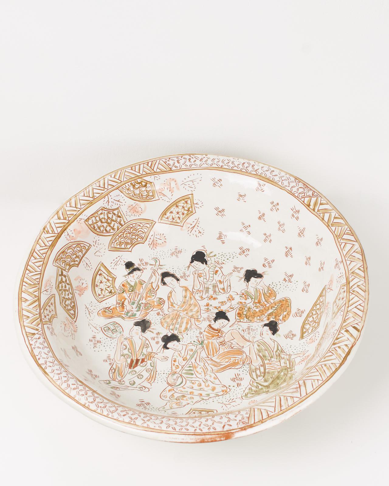 Sgraffites et émaux peints à la main sur terre cuite
H11 x D37 cm
