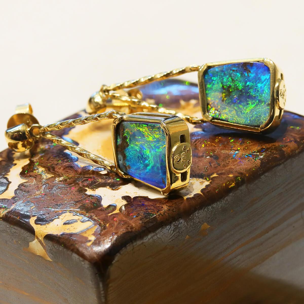 16,92 Karat australischer Boulder-Opal & 18K Gold-Ohrringe Damen im Angebot