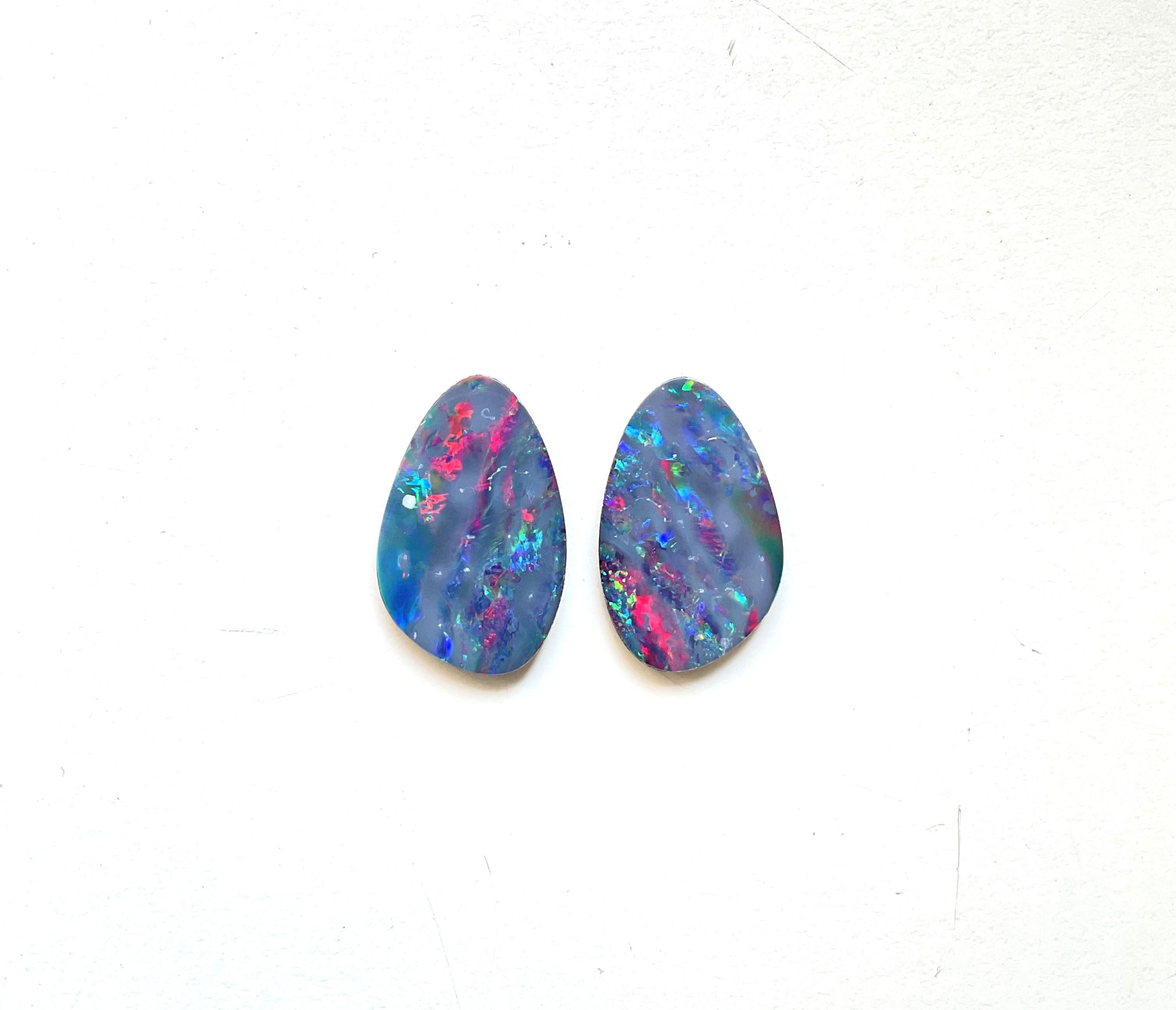16.92 Karat australischer Opal, Paar rot-blau-grüne, mehrfarbige Edelsteine, Paar (Ungeschliffen)