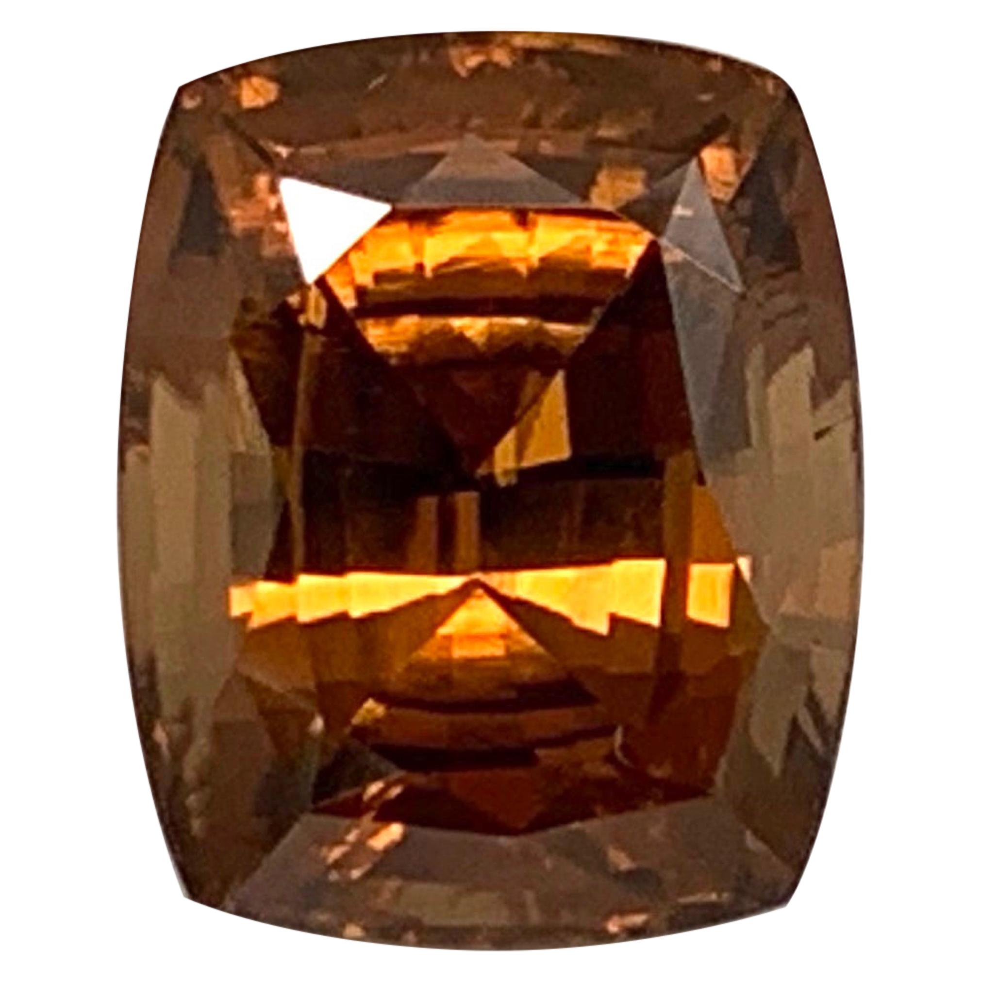 ¡Este finísimo circón de color canela cálido es de un tamaño excepcional, con un hermoso color y un brillo y claridad superiores! Facetada en forma de cojín con excelentes proporciones, esta gema sería un precioso colgante o realzador. Mide 14,31 x