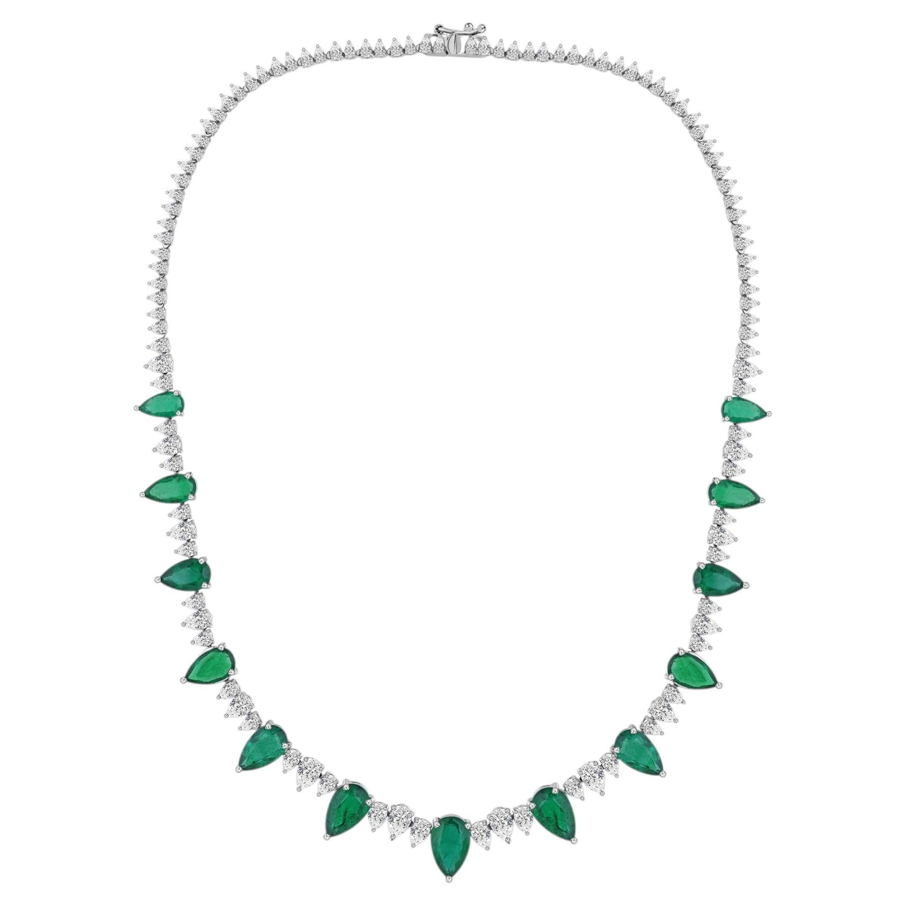 16.94 Carat Zambian Emerald 9.28 Carat SI/H Diamond Necklace 18 Karat White Gold For Sale