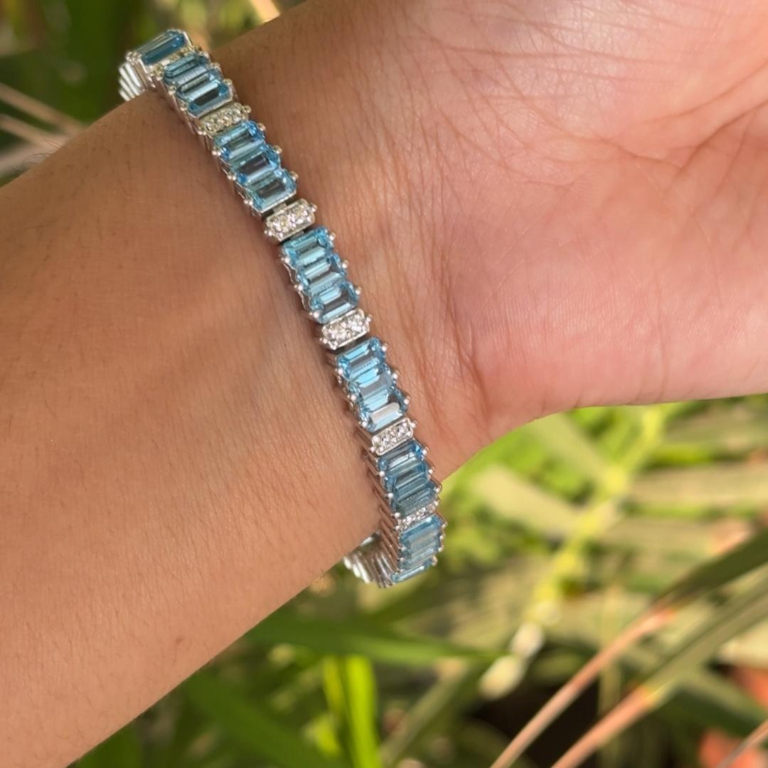La pulsera de tenis de plata con topacio azul de 16,95 quilates en plata de ley exhibe un topacio azul natural infinitamente brillante, de 16,95 quilates. Mide 7 pulgadas de largo.
El Topacio Azul estimula la concentración y reduce el estrés.