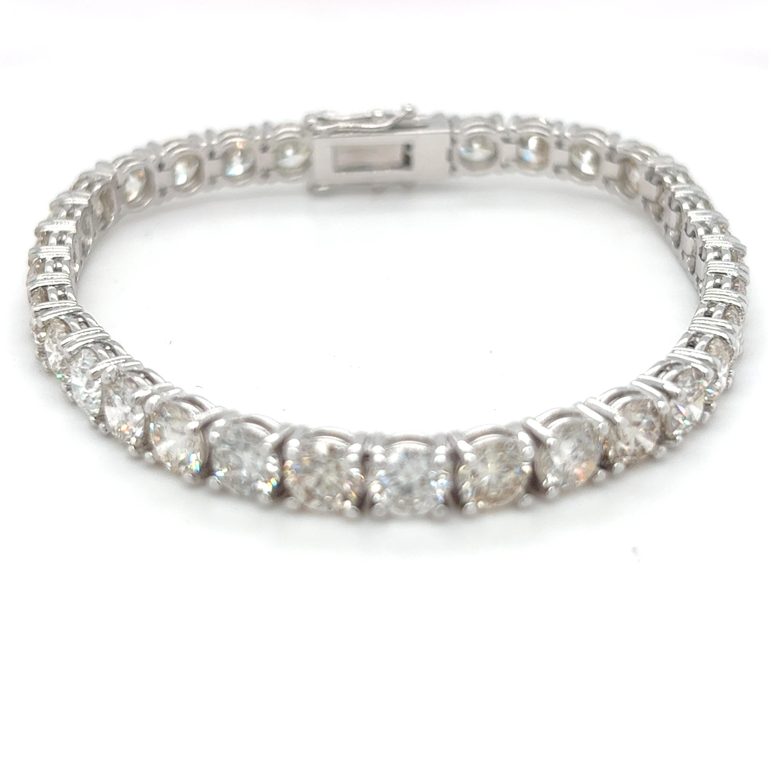 16,95 Karat Brillantschliff Diamant Weißgold Tennisarmband Damen im Angebot