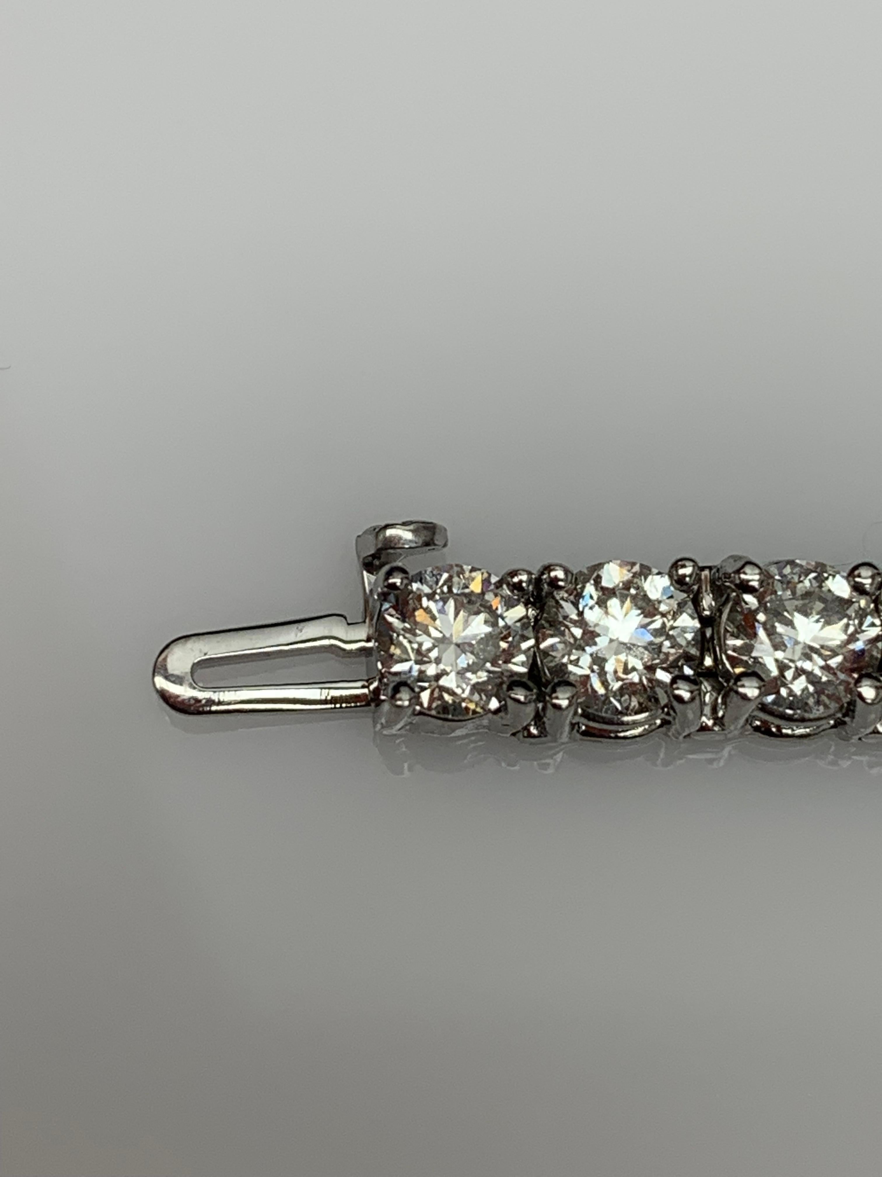 Tennisarmband aus 14 Karat Weißgold mit 16,95 Karat runden Diamanten im Brillantschliff (Moderne) im Angebot