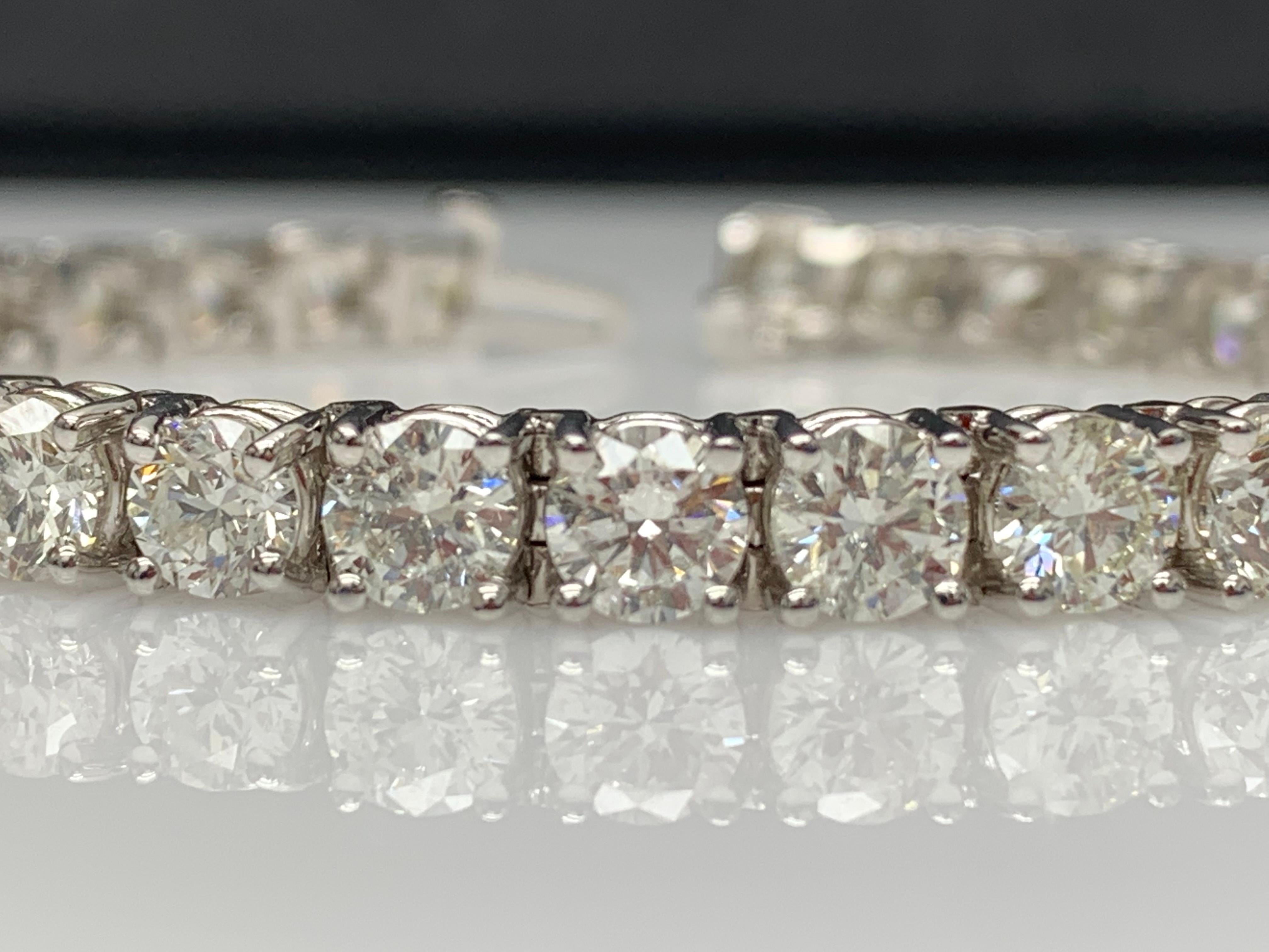 Tennisarmband aus 14 Karat Weißgold mit 16,95 Karat runden Diamanten im Brillantschliff (Rundschliff) im Angebot