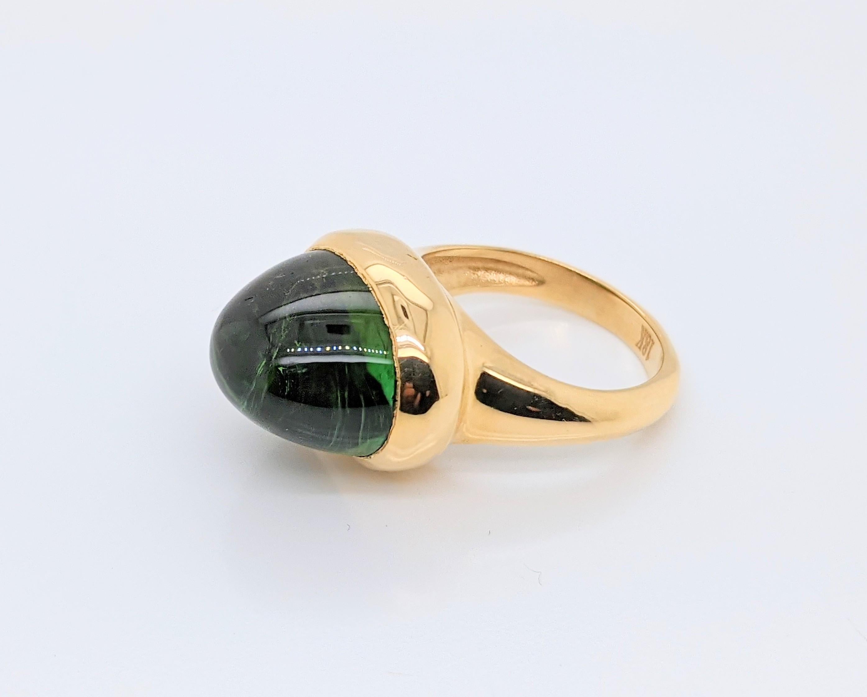 Anello in oro giallo 18k con tormalina verde ovale naturale da 16,95 carati e taglio cabochon.
Colore intenso e profondo di una tormalina verde naturale, tagliata a forma di cabochon, elegante, audace, dalle linee pulite, senza tempo e pronta da