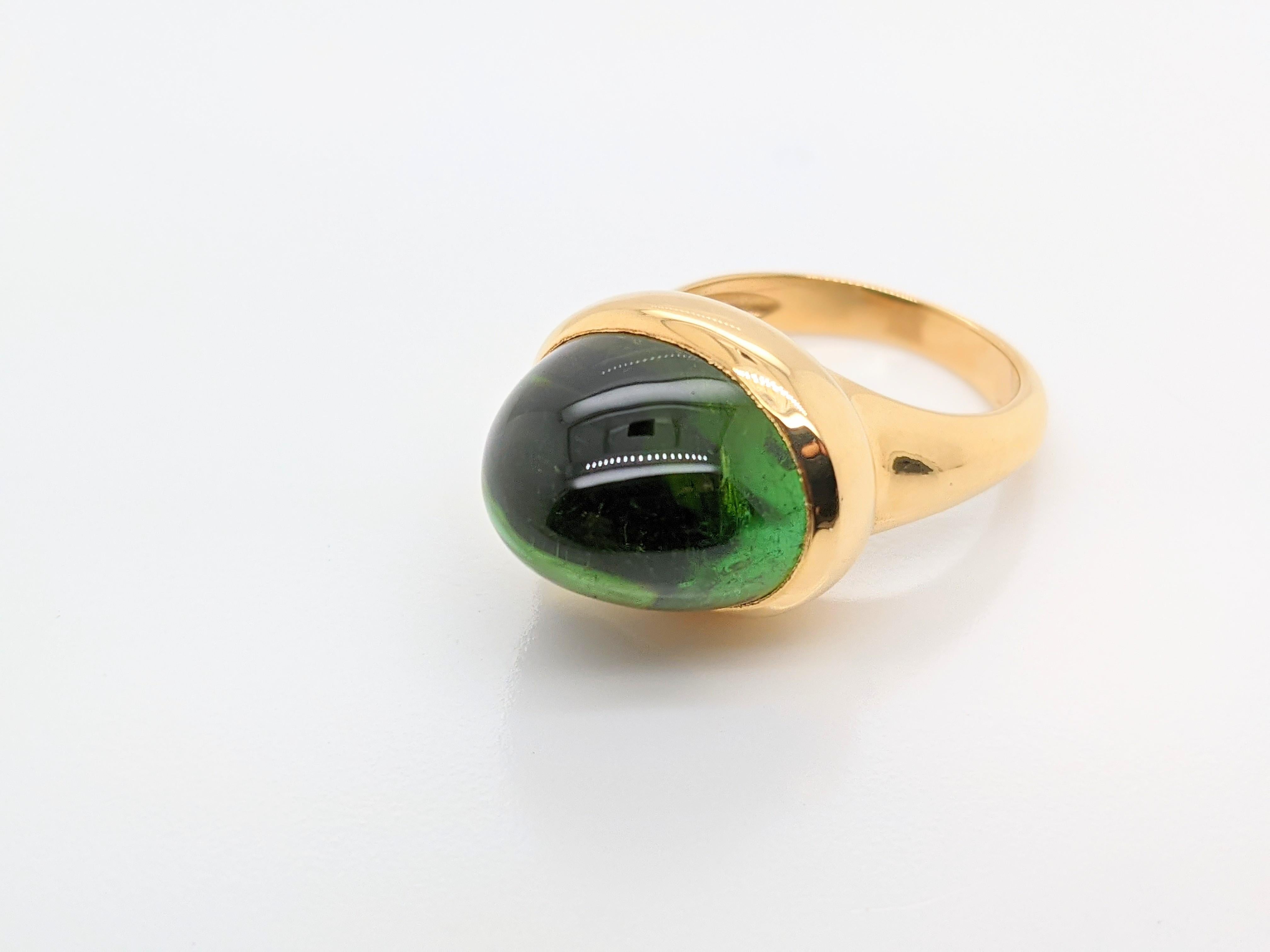 Art déco Bague en or jaune 18k de 16,95 carats en Tourmaline verte ovale naturelle taillée en cabochon en vente