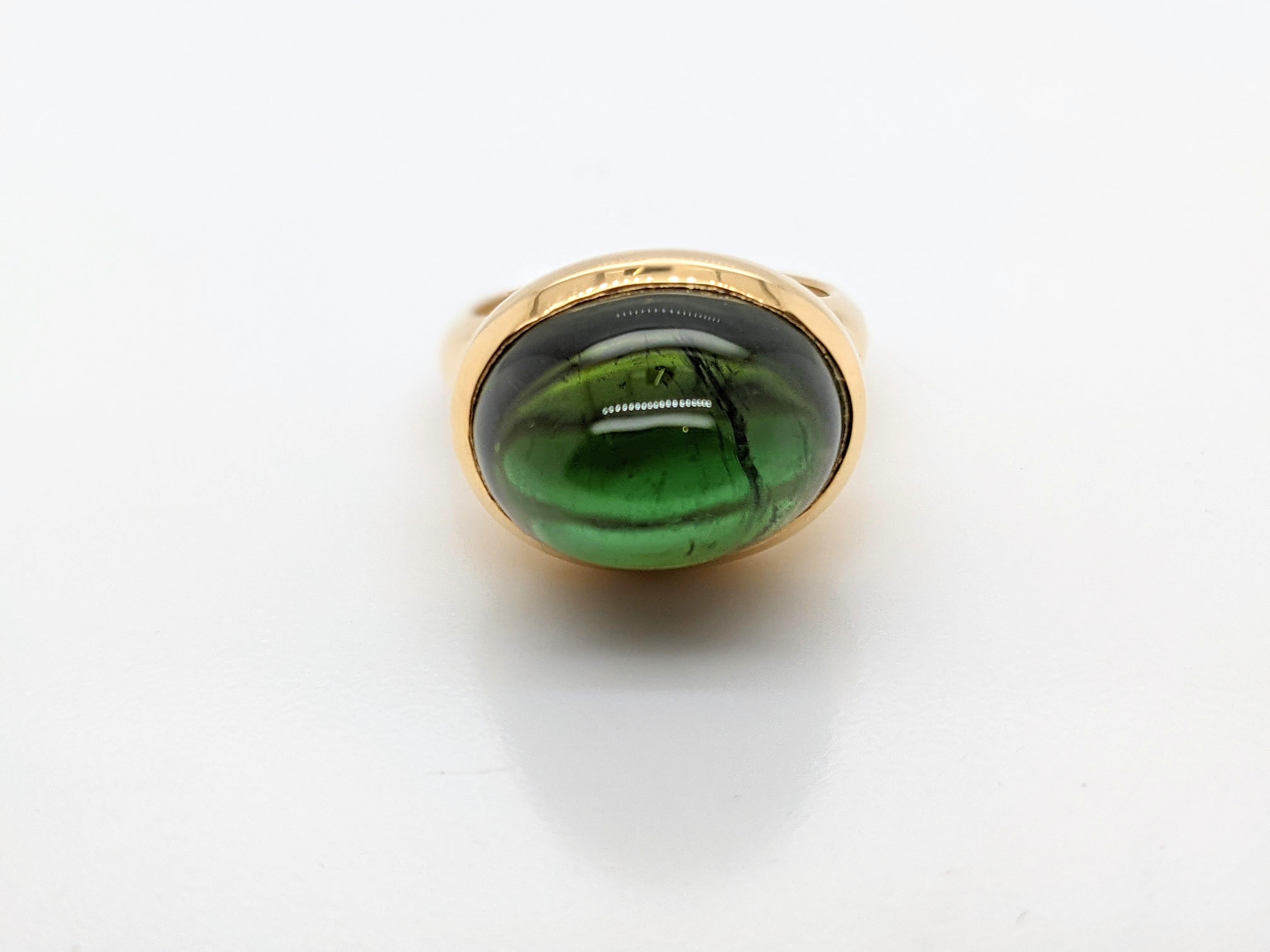 Taille ovale Bague en or jaune 18k de 16,95 carats en Tourmaline verte ovale naturelle taillée en cabochon en vente