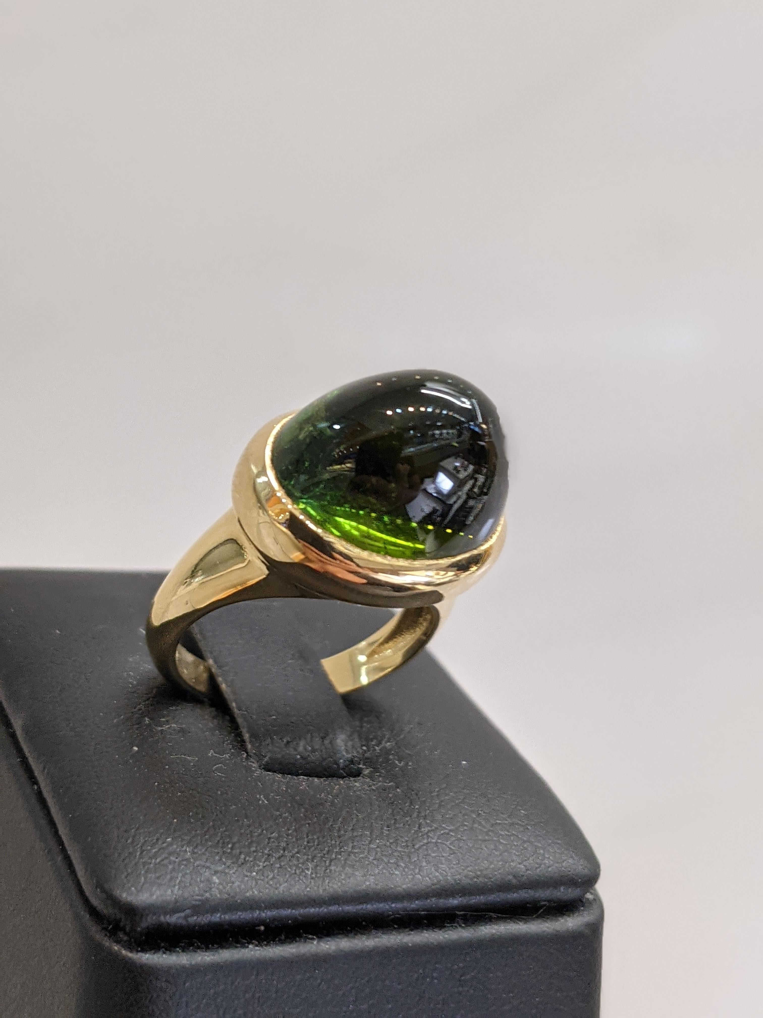 Anello in oro giallo 18 carati da 16,95 carati con tormalina verde ovale naturale tagliata a cabochon In condizioni Nuovo in vendita a New York, NY