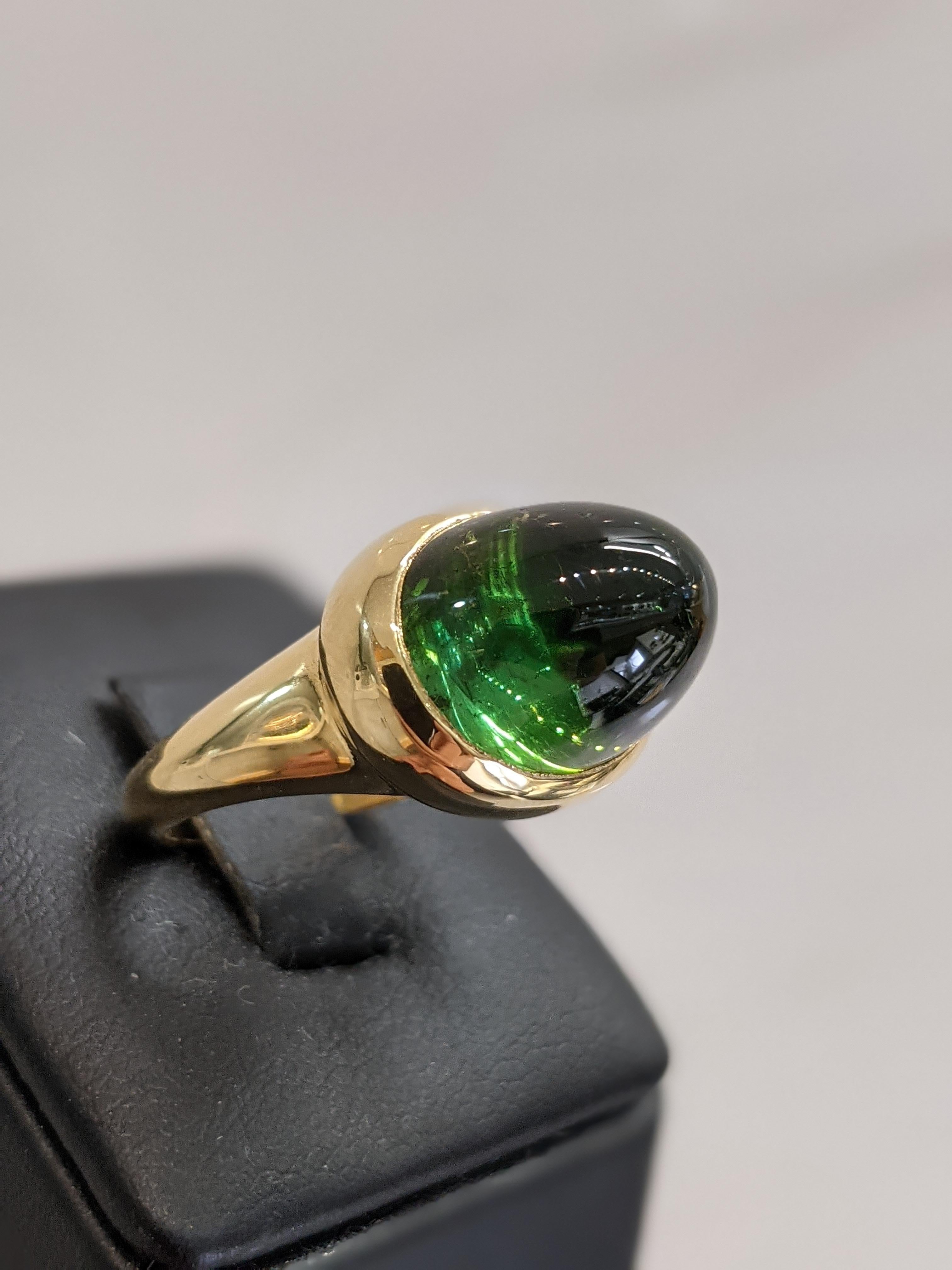 Bague en or jaune 18k de 16,95 carats en Tourmaline verte ovale naturelle taillée en cabochon Unisexe en vente