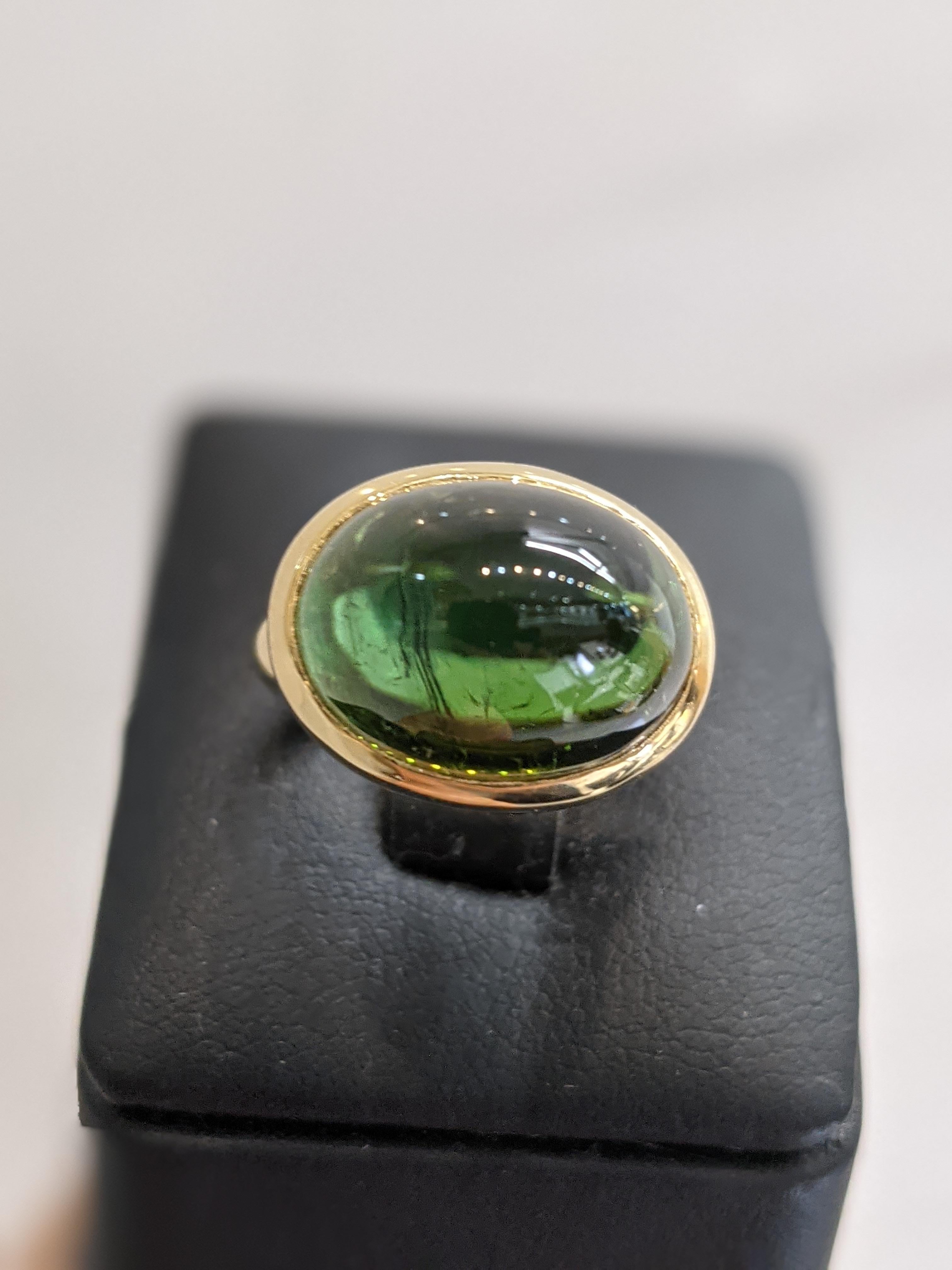 Bague en or jaune 18k de 16,95 carats en Tourmaline verte ovale naturelle taillée en cabochon en vente 1