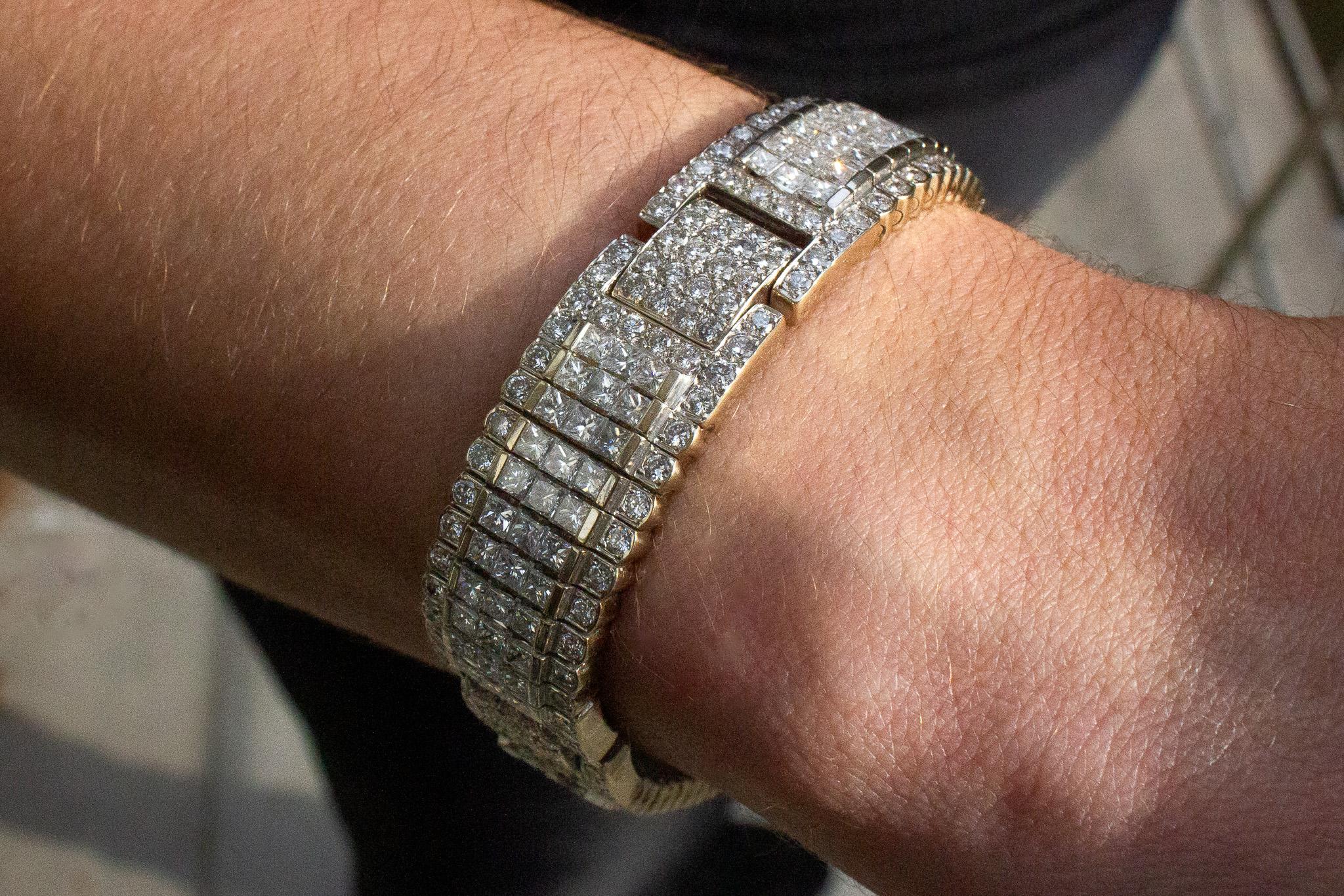 Contemporary 16.95 Carat Total 18K Yellow Gold and Diamond Bracelet