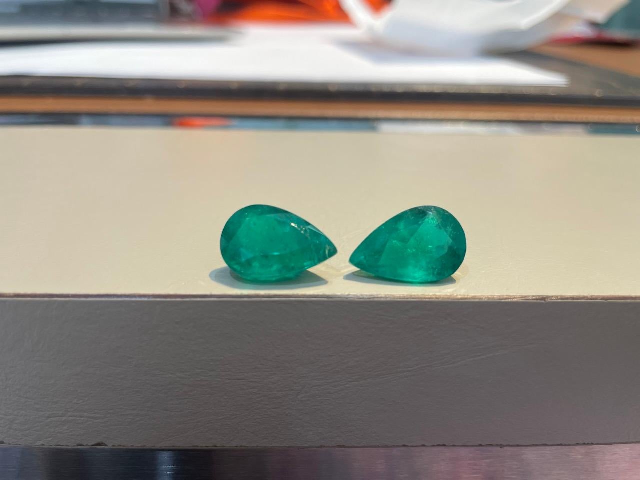 Taille poire 16.96 Carat CD Certified Colombian Emerald Pear Shape Pair en vente