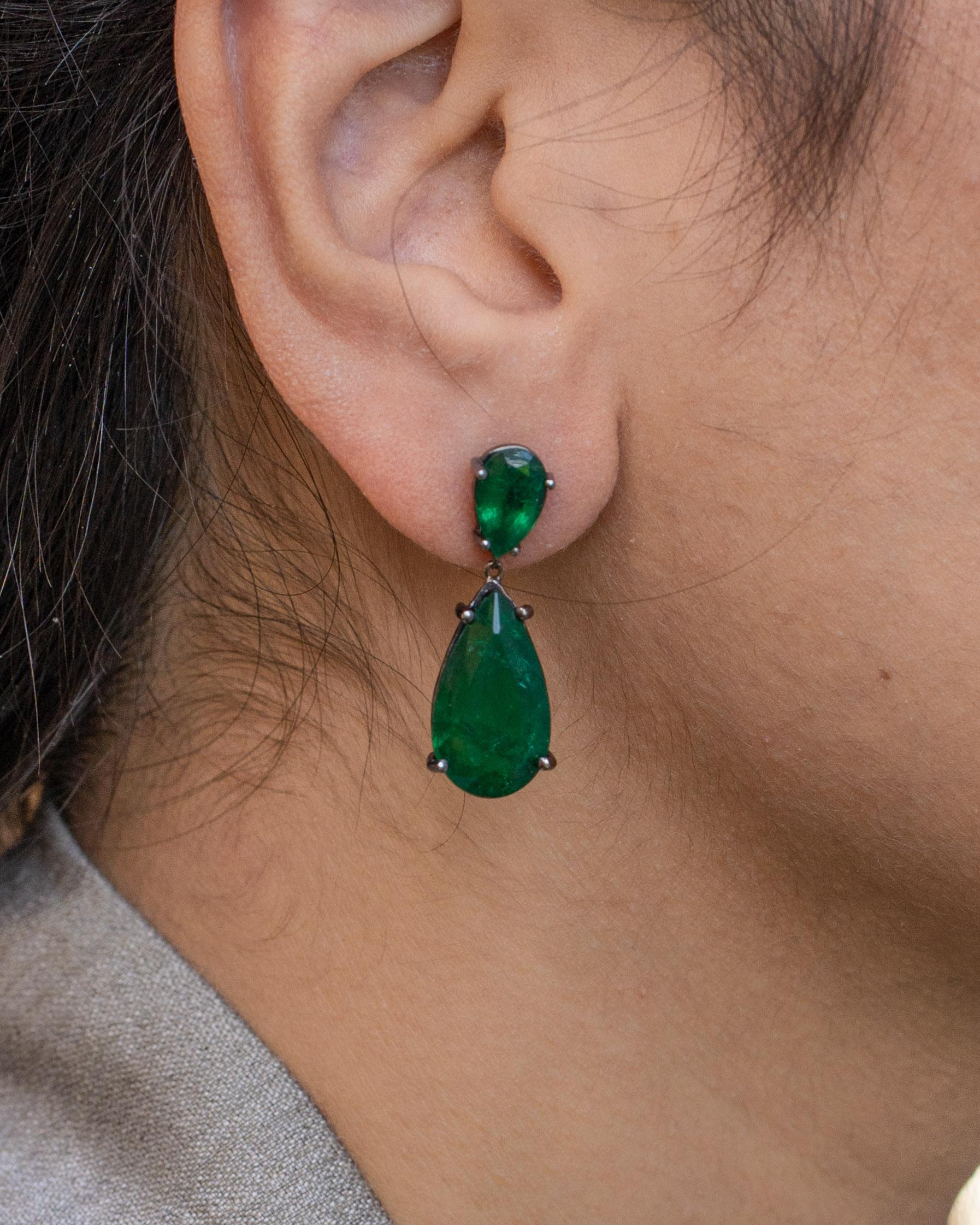 16.98 Carat Pear Shape Emerald Earrings In New Condition For Sale In Bangkok, Thailand