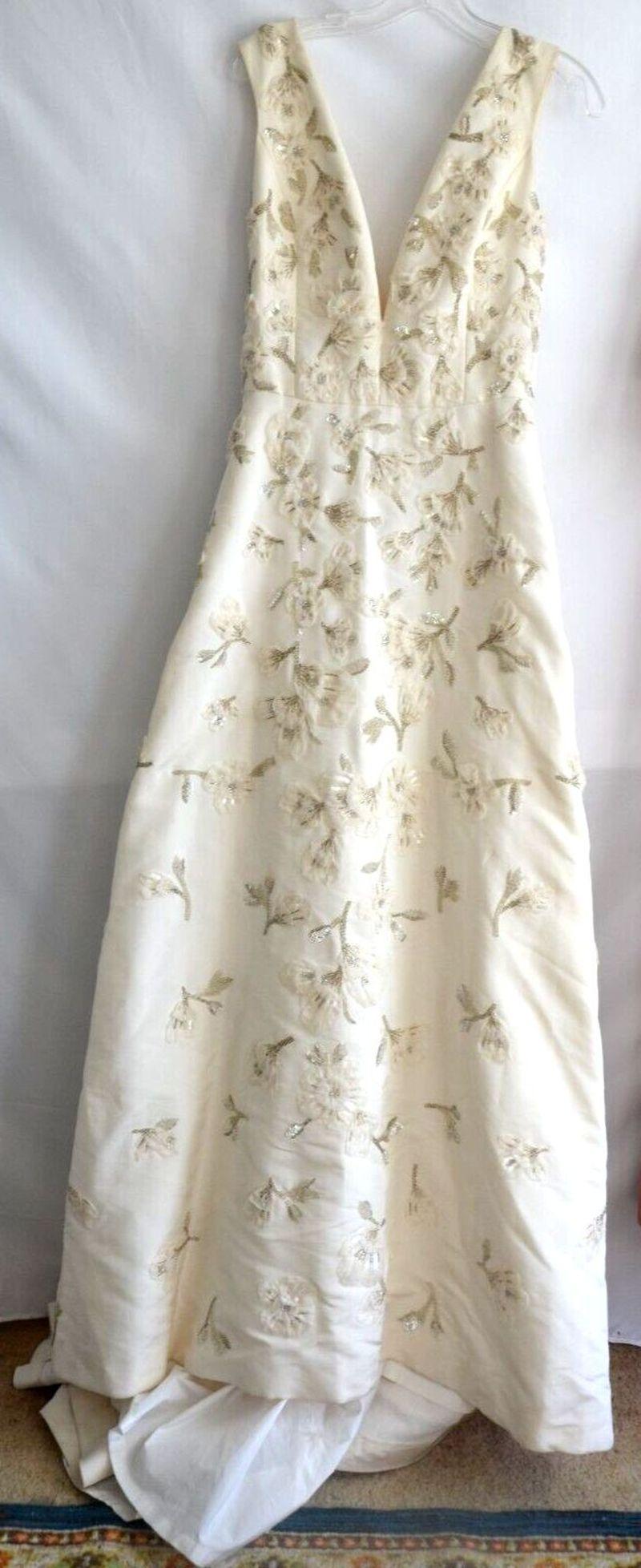 Size: US 10
Brand: Oscar de la Renta
Color: Ivory
Season: Spring 2017 Runway , Look 1
Composition: Silk; Lined
$16,990.00 USD Retail
Giovana style, with department store tag

Features: 
Intricate embellishments throughout
Long length
Flattering a