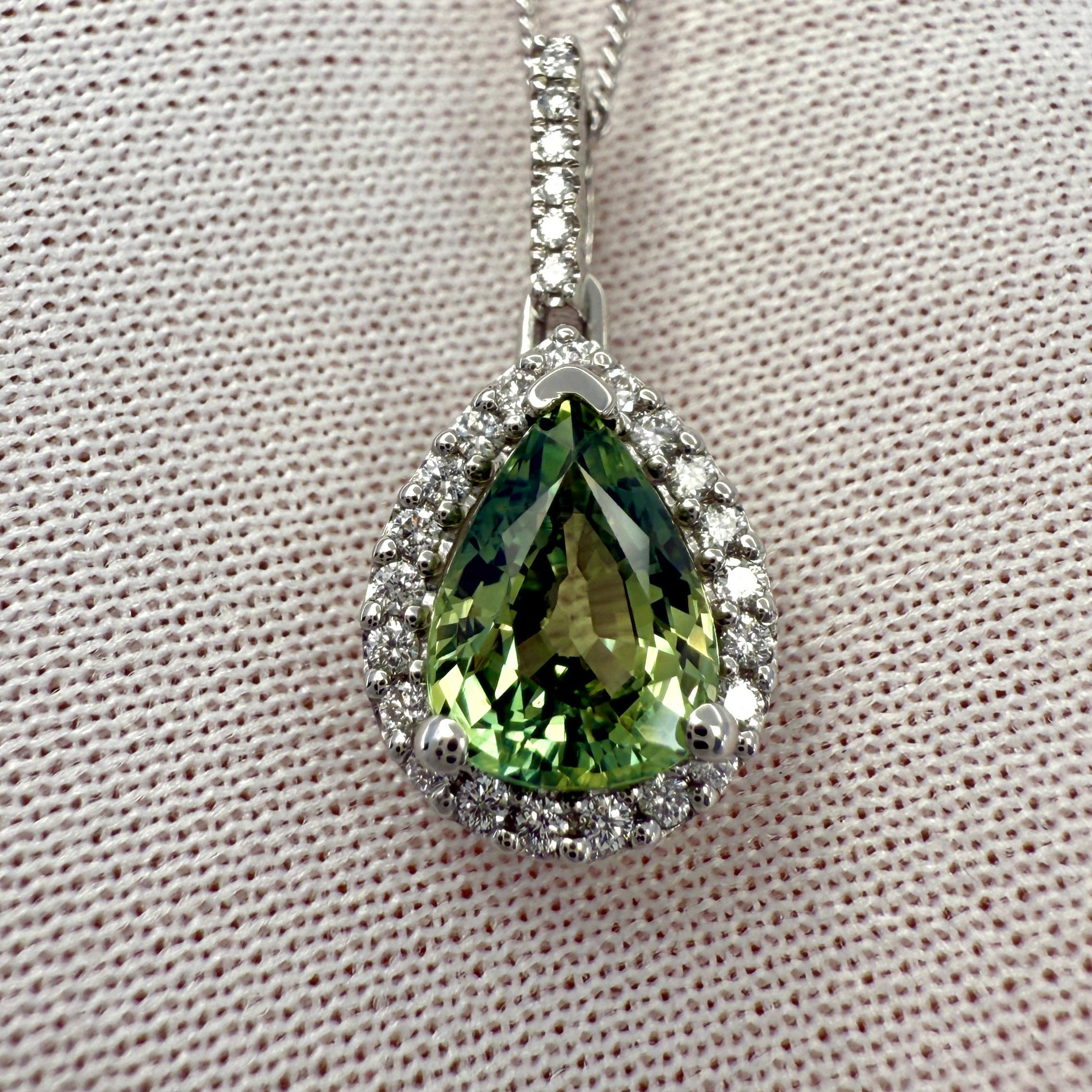 Collier pendentif halo en platine 950, saphir vert vif taille poire naturel et diamant. 1,69ct au total.

Saphir de 1,55 carat d'une belle couleur vert vif et d'une excellente clarté. Une pierre très propre VVS. Il présente également une excellente
