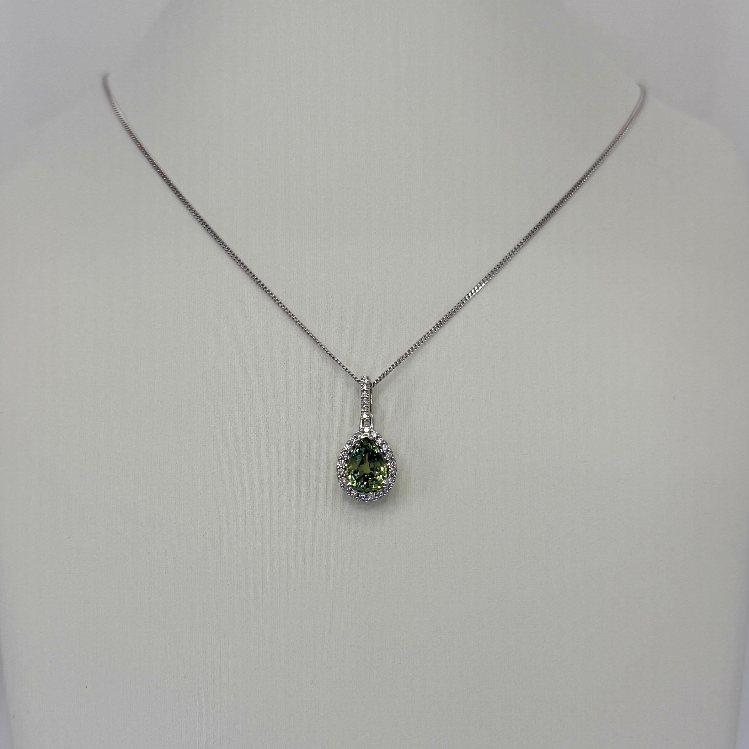 Taille poire 1.69ct Nature Vivid Diamonds & Saphirs pendentif halo en platine en vente