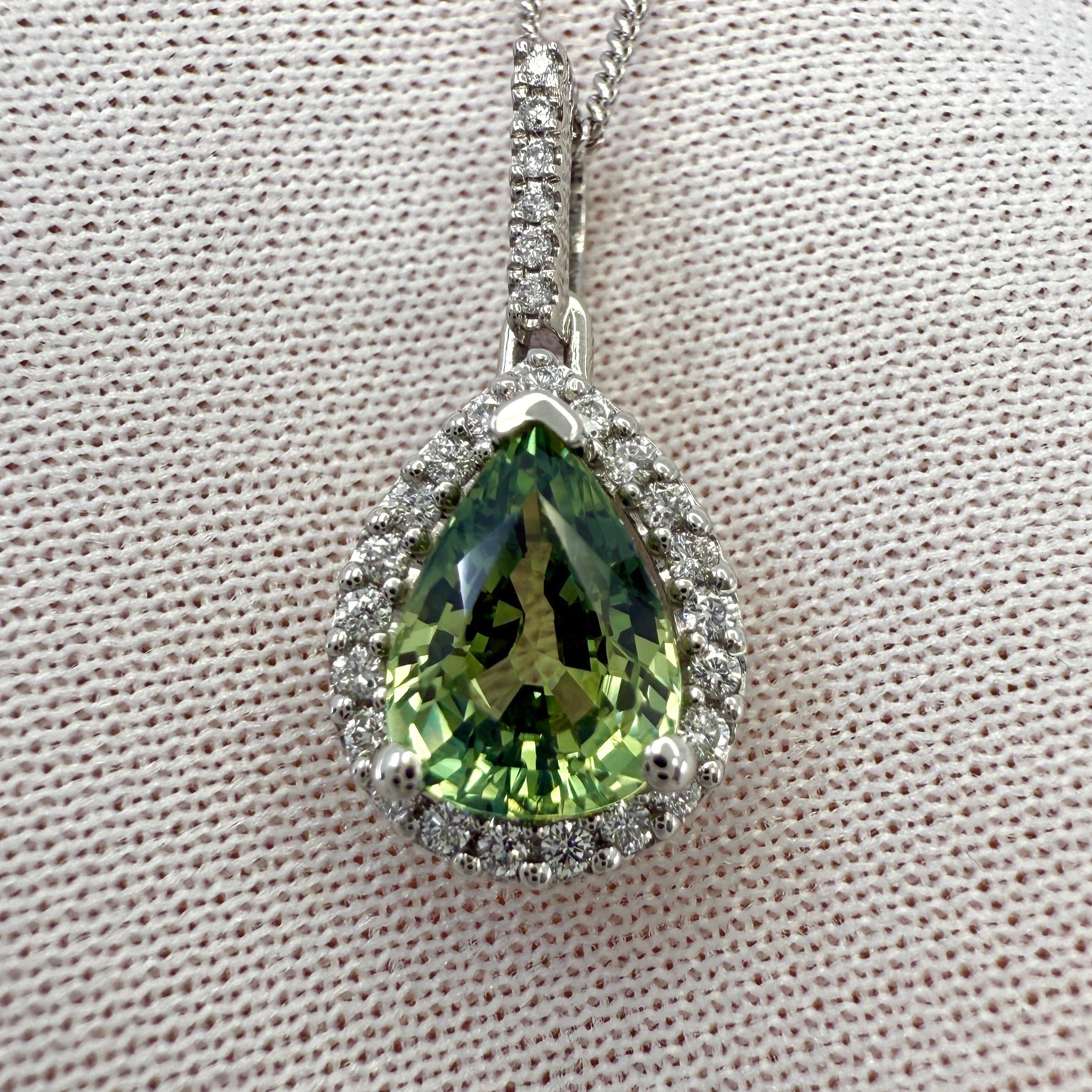 1.69ct Nature Vivid Diamonds & Saphirs pendentif halo en platine Neuf - En vente à Birmingham, GB