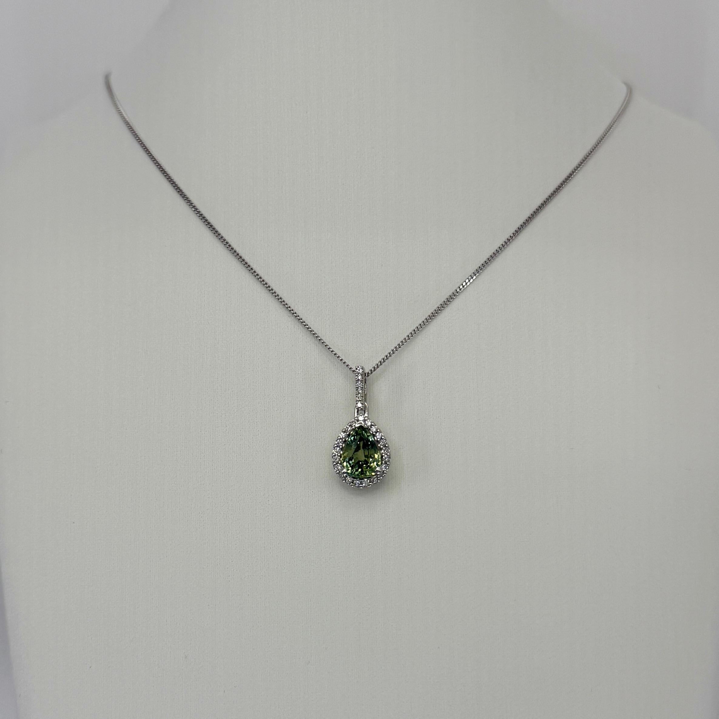 1.69ct Nature Vivid Diamonds & Saphirs pendentif halo en platine Unisexe en vente