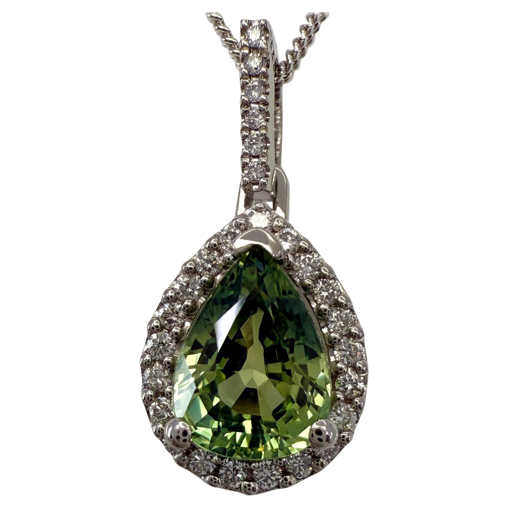 Collana con ciondolo a raggiera in platino con zaffiro verde naturale Greene
Diamonds da 1,69 ct.