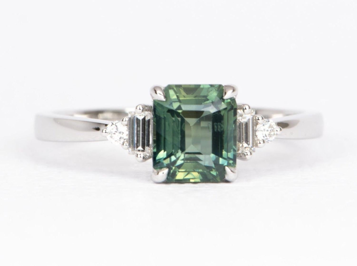 ♥ Ring aus massivem 14-karätigem Weißgold, besetzt mit einem blaugrünen Saphir und Diamanten im Baguette-Format
♥ Die Fassung misst 13 mm in der Länge, 6,9 mm in der Breite und sitzt 5,4 mm hoch

♥ US Größe: 8 (Freie Größenänderung nach oben oder