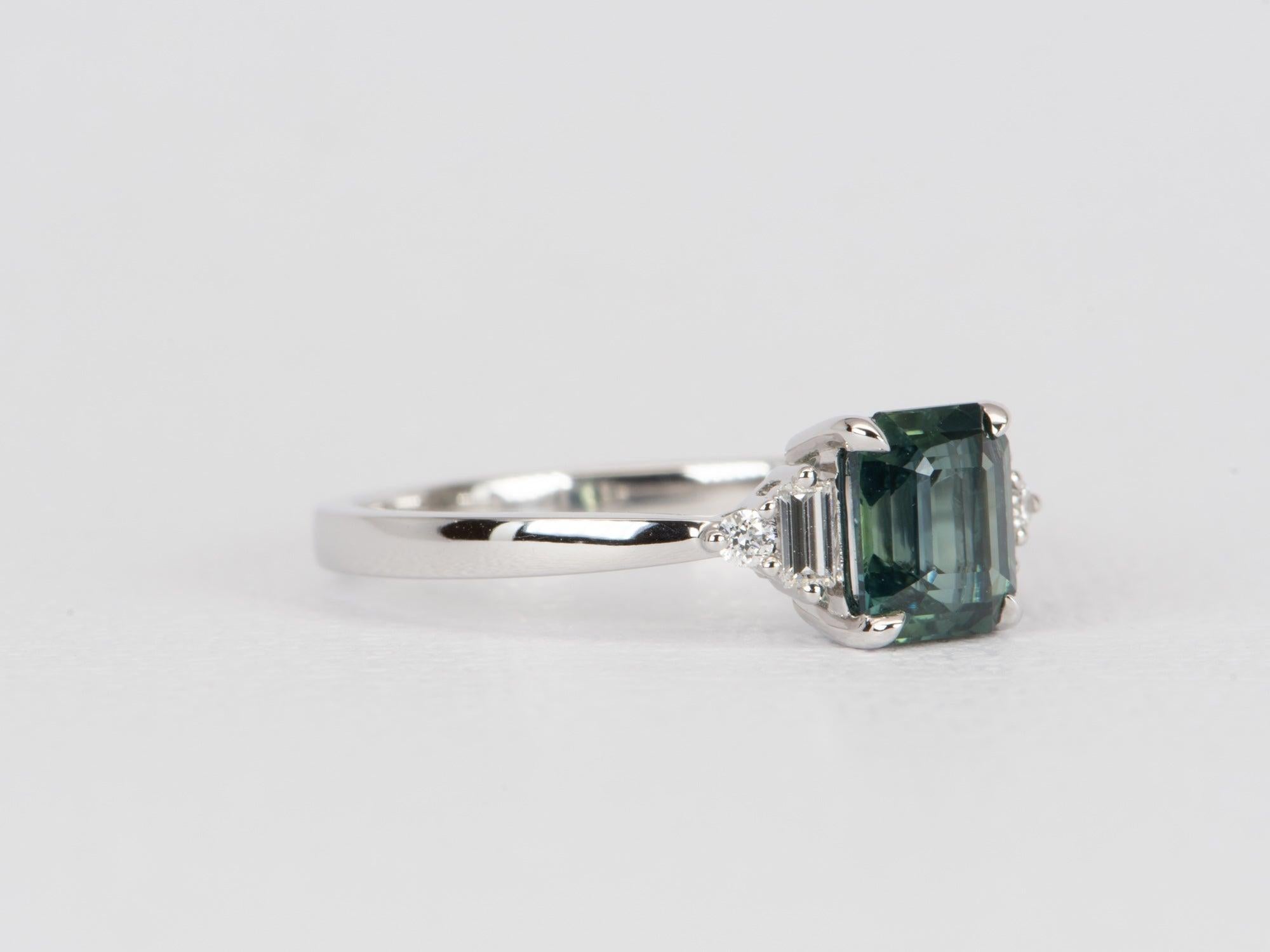 1,69ct Teal Sapphire mit Baguette Diamant Seiten 14k Weißgold Verlobungsring (Carréeschliff)