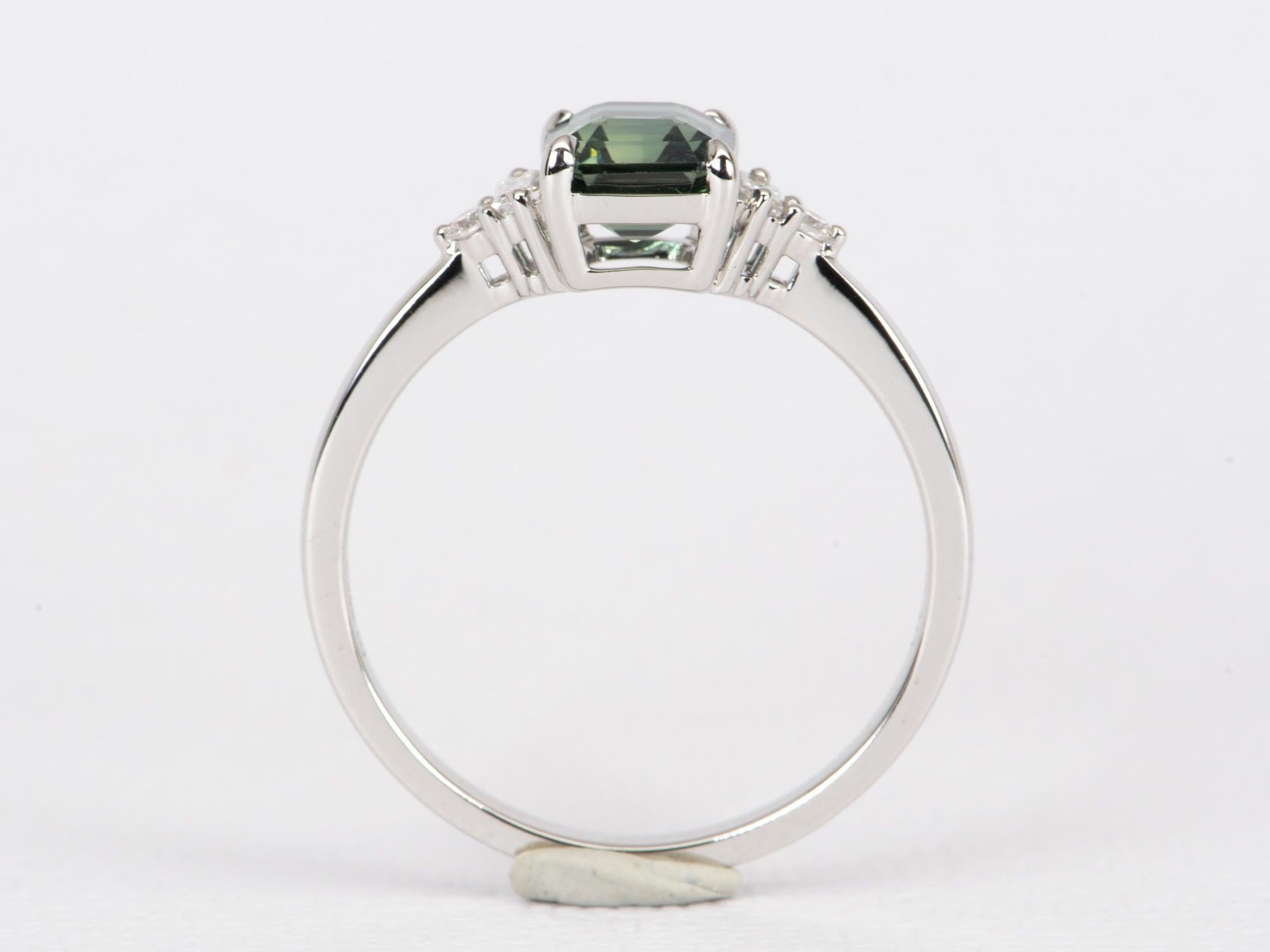 1,69ct Teal Sapphire mit Baguette Diamant Seiten 14k Weißgold Verlobungsring im Zustand „Neu“ in Osprey, FL
